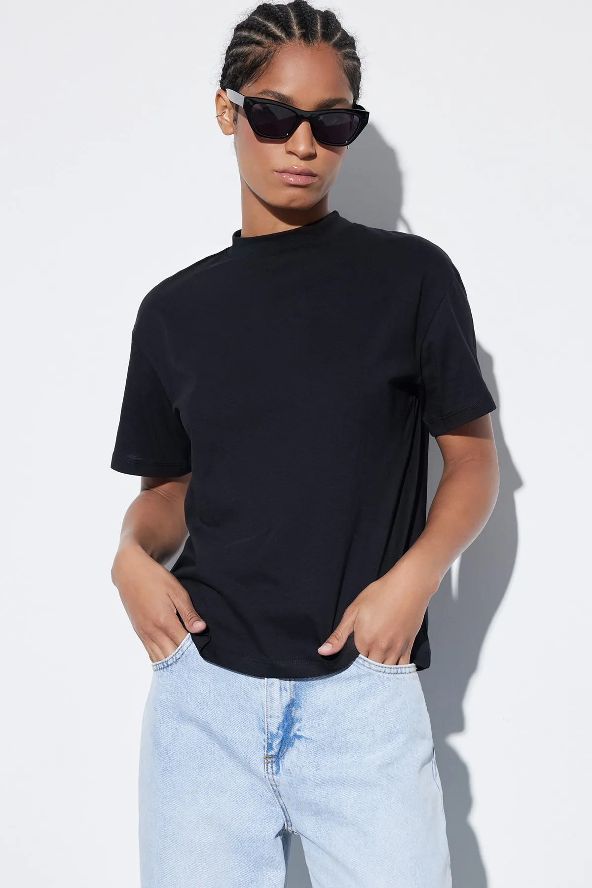 Trendyol Collection  Schwarzes Basic-Strick-T-Shirt aus 100 % Baumwolle mit Stehkragen TWOAW20TS0096