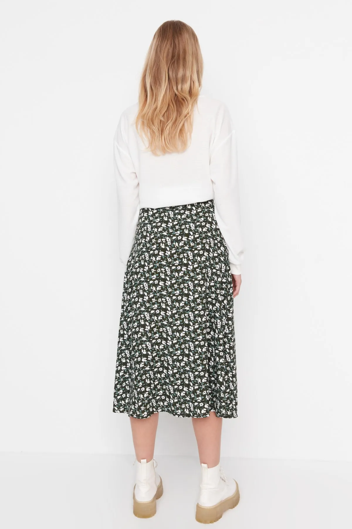 Trendyol Collection  Khakifarbener Midi-Webrock mit Schlitz und Blumenmuster aus Viskosestoff TWOSS20ET0230