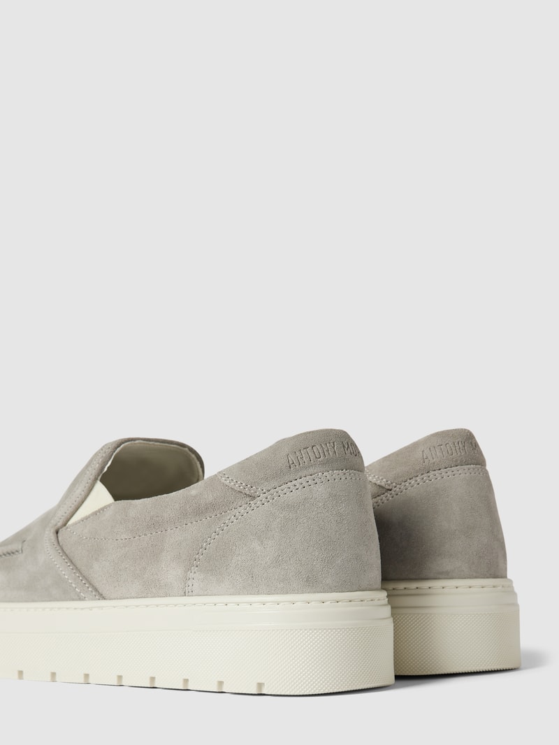 Slip-On-Sneaker mit Label-Details in hellgrau