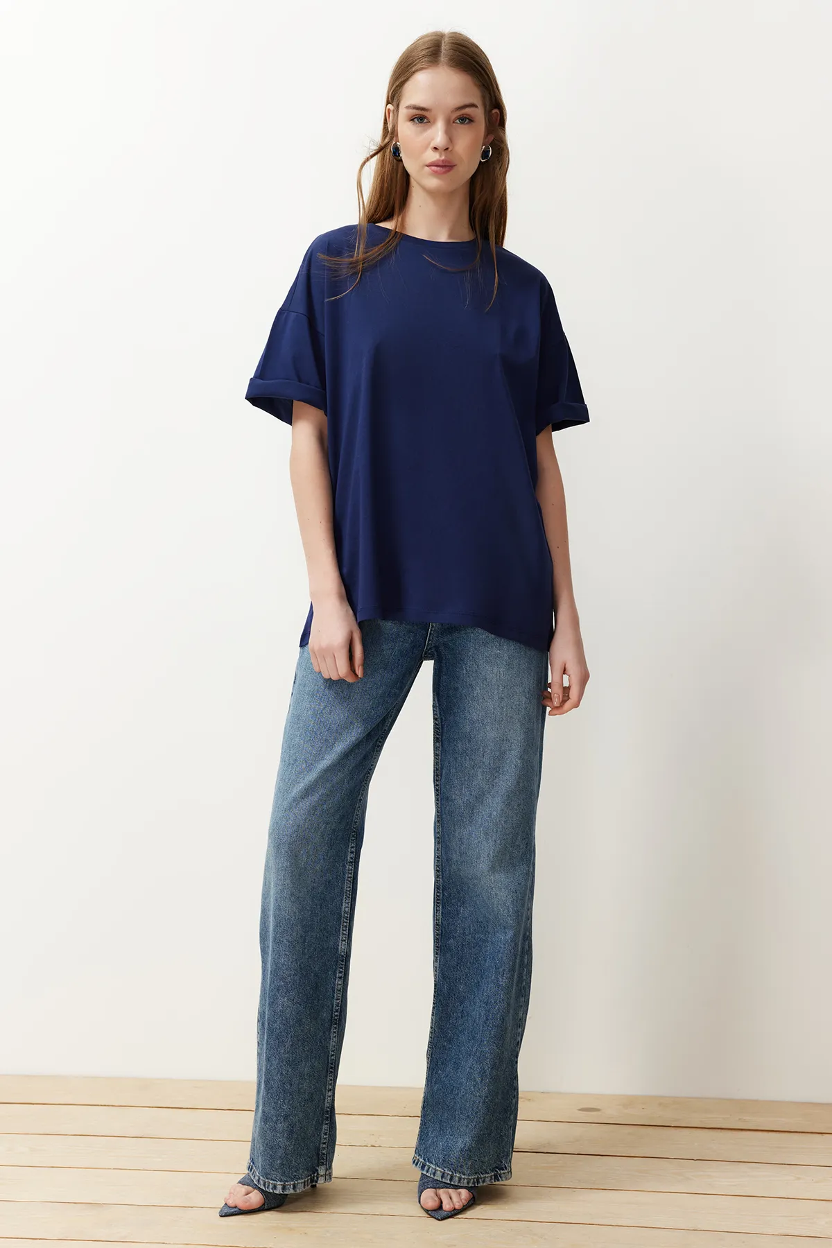 Trendyol Collection  Marineblaues Boyfriend-Strick-T-Shirt aus 100 % Baumwolle mit weitem Schnitt und Rundhalsausschnitt TWOSS20TS0134