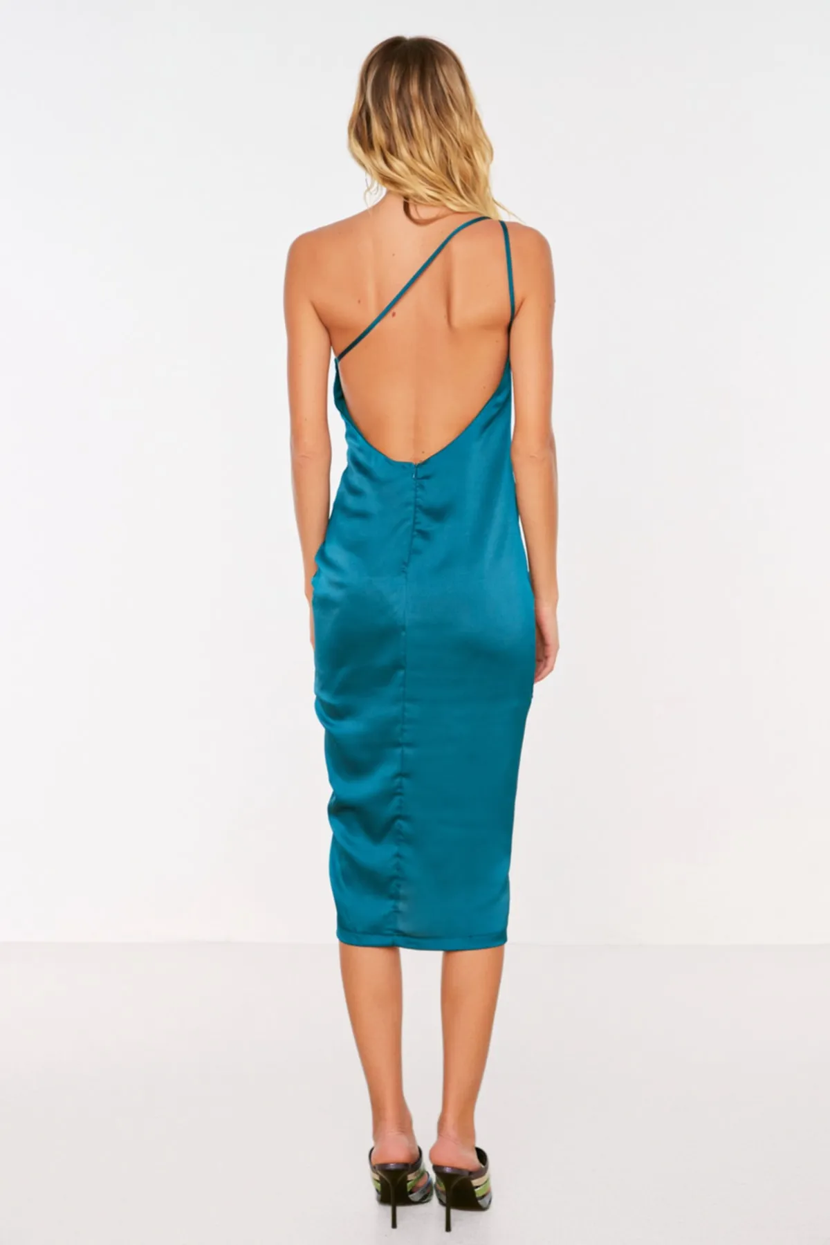 Trendyol Collection  Smaragdgrünes, detailliertes Satin-Abendkleid mit Raffung TPRSS22EL0553