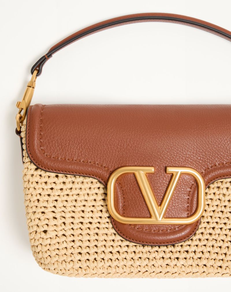 Valentino Garavani Alltime skuldertaske i raffia og kornet kalveskind med skulderrem i kirsebærfarvet broderibånd