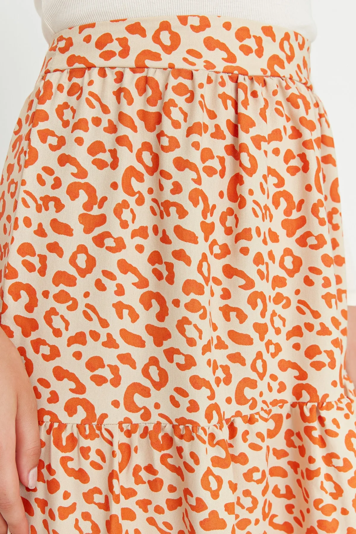 Trendyol Collection  Kamelfarbener, ausgestellter Midi-Webrock mit Blumenmuster und hoher Taille TWOSS21ET0041