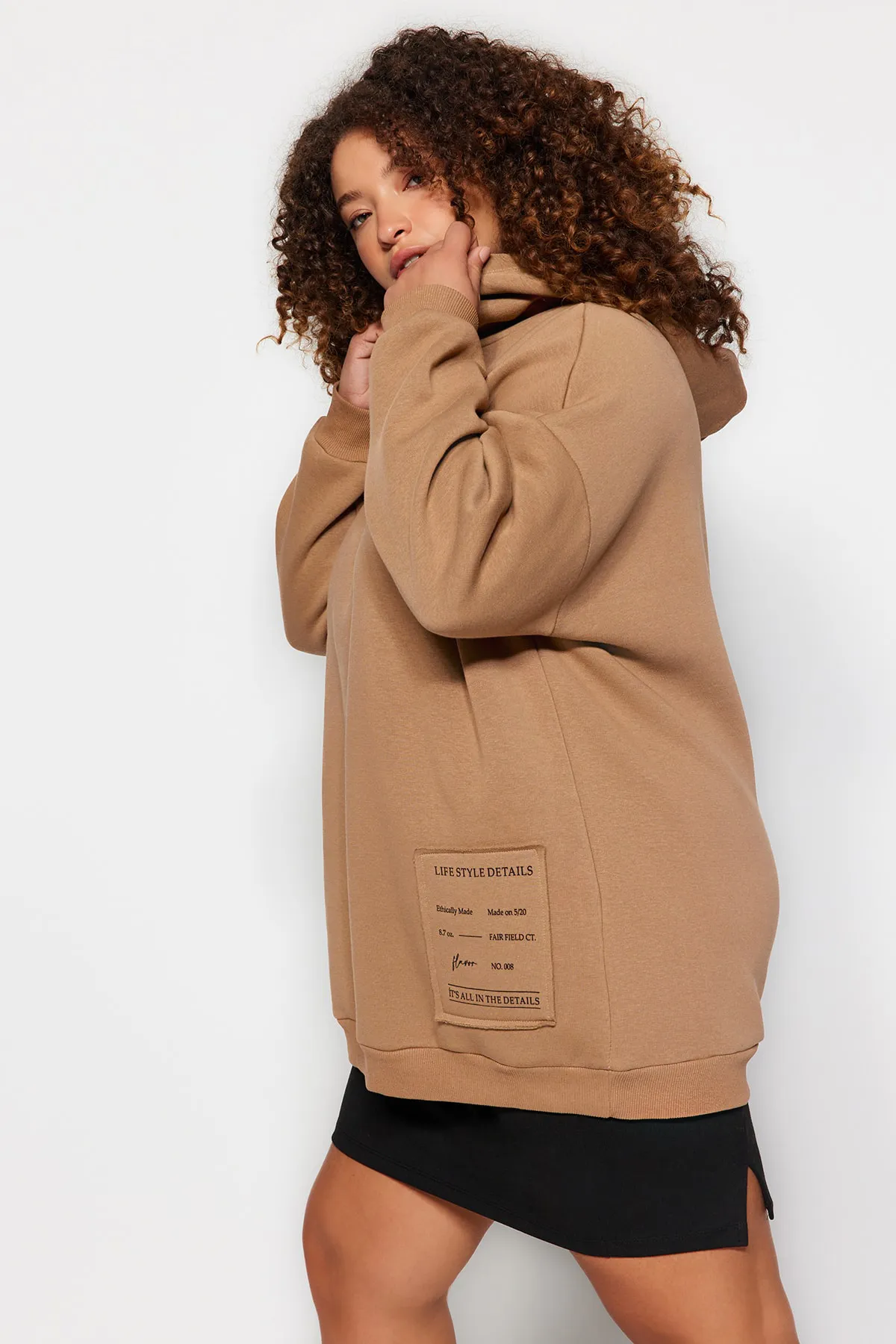 Trendyol Curve  Übergroßes Strick-Sweatshirt mit Stickereidetail in Nerz TBBAW24AO00018
