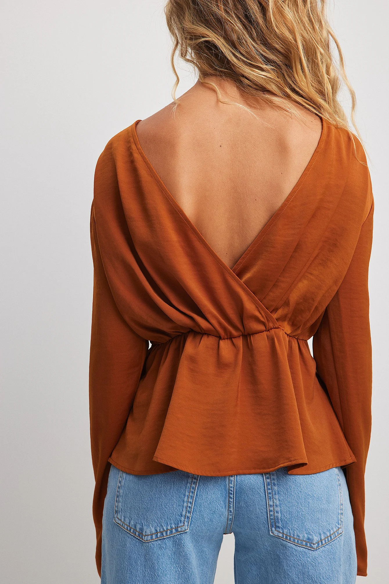Drapierte Bluse mit V-Rücken