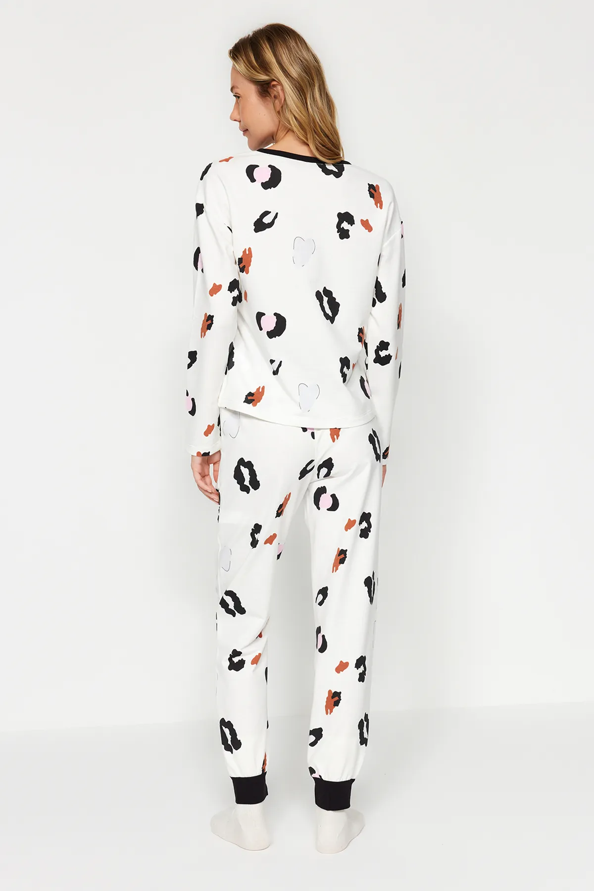 Trendyol Collection  Weißes T-Shirt-Jogger-Strick-Pyjama-Set aus 100 % Baumwolle mit Leopardenmuster und Slogan THMAW24PT00211