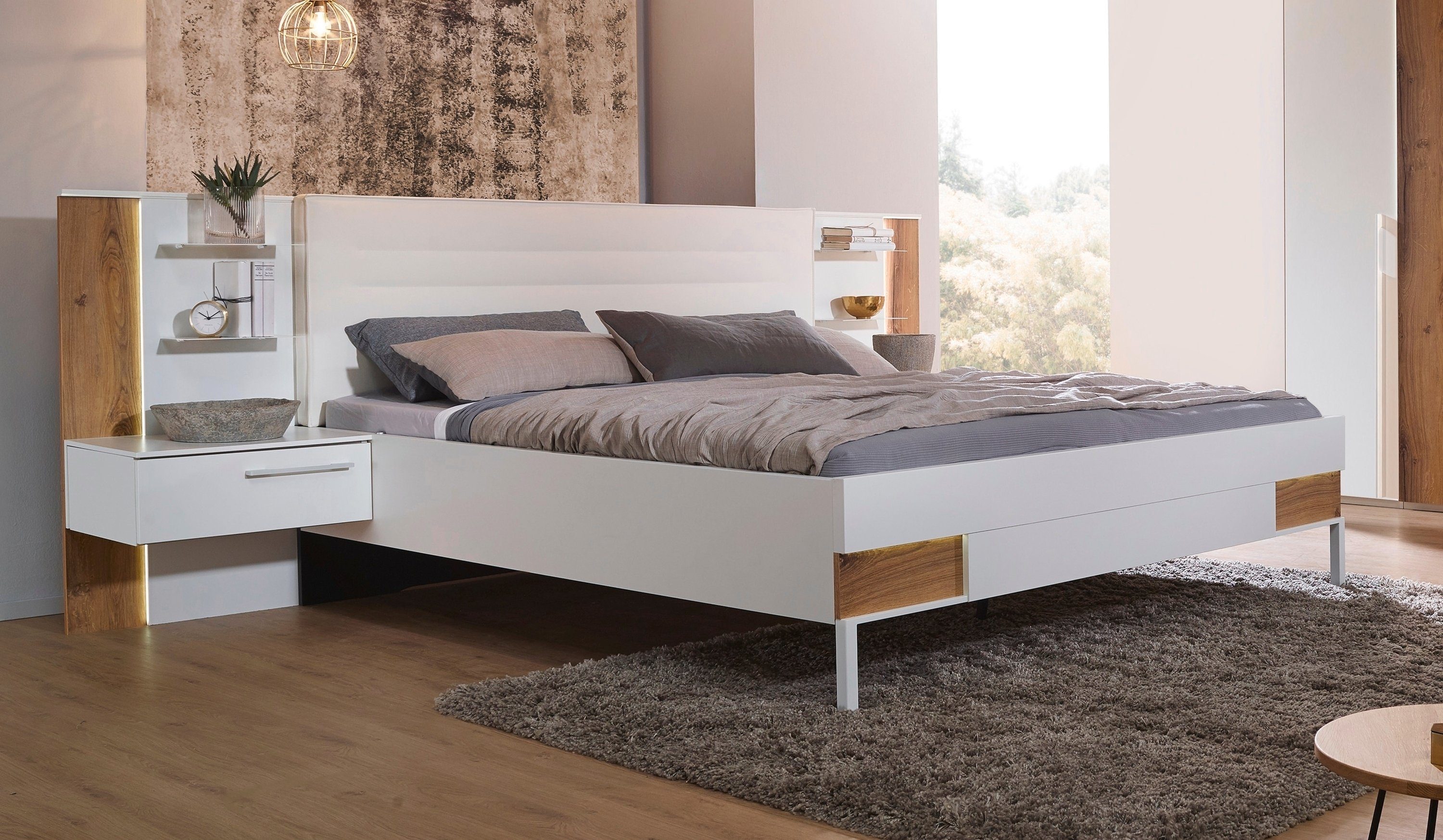 rauch Schlafzimmer-Set Valetta, Schrank, Bett, 2 Nachttische und 2 Paneele, optional mit Beleuchtung