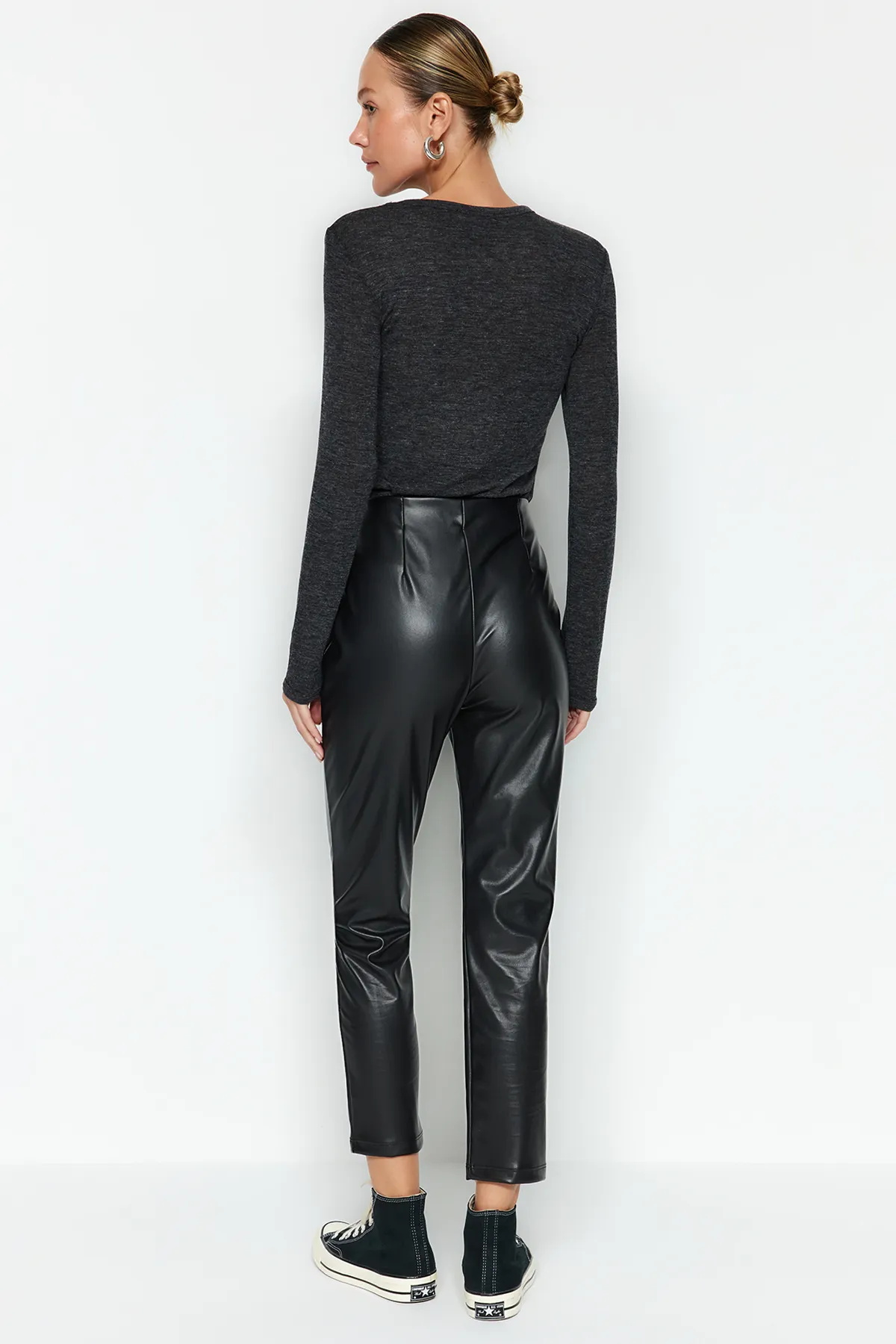 Trendyol Collection  Schwarze Strickhose aus Kunstleder mit hohem Bund und Abnähern TWOAW24PL00108