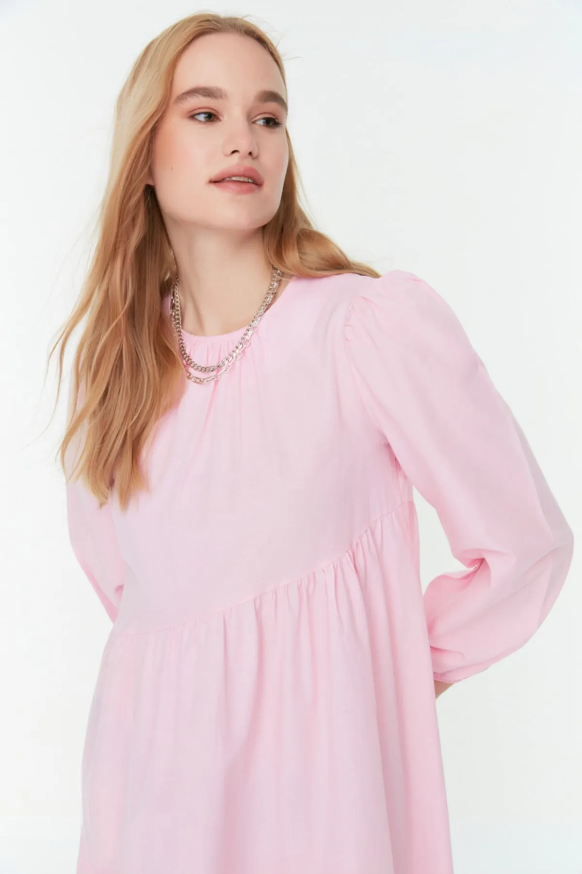 Trendyol Modest  Puderfarbenes, gewebtes Kleid aus Baumwolle mit Raffung und weiter Passform TCTSS21EL3470