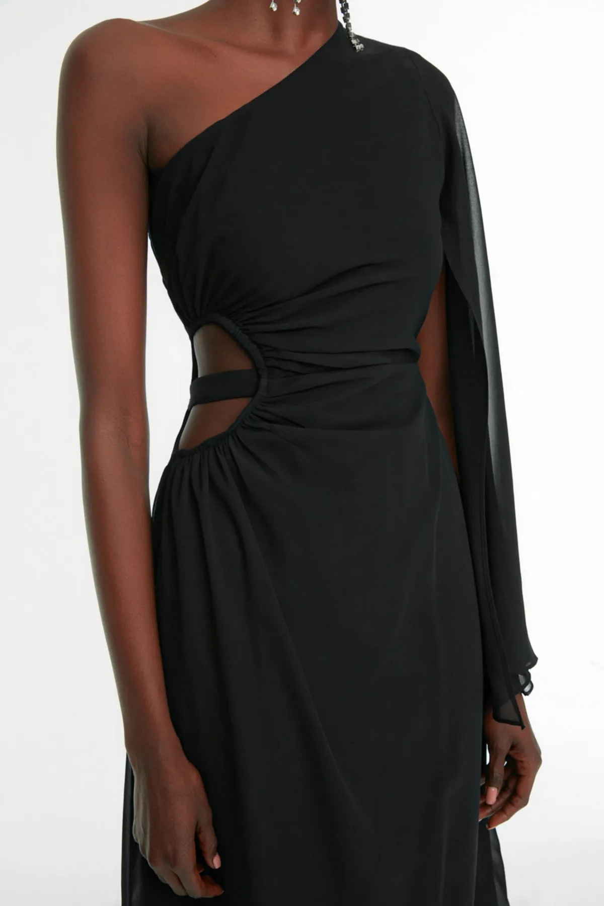 Trendyol Collection  Elegantes Abendkleid aus schwarzem, gefüttertem Chiffon mit Fenster-/Ausschnittdetail TPRSS22EL1721