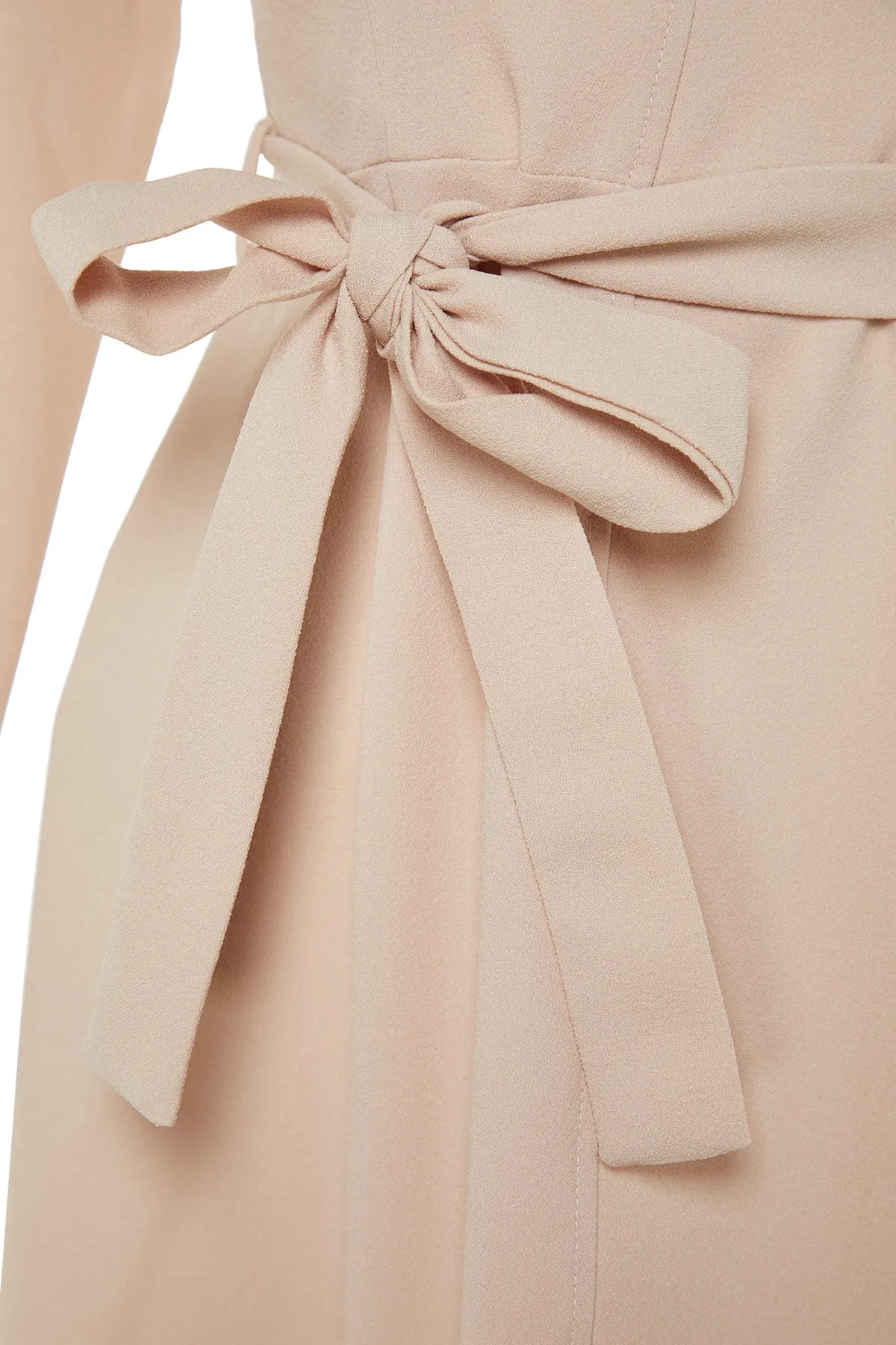 Trendyol Modest  Hellbeige gewebtes Kleid mit Gürtel und Ziernähten TCTSS23EB00144