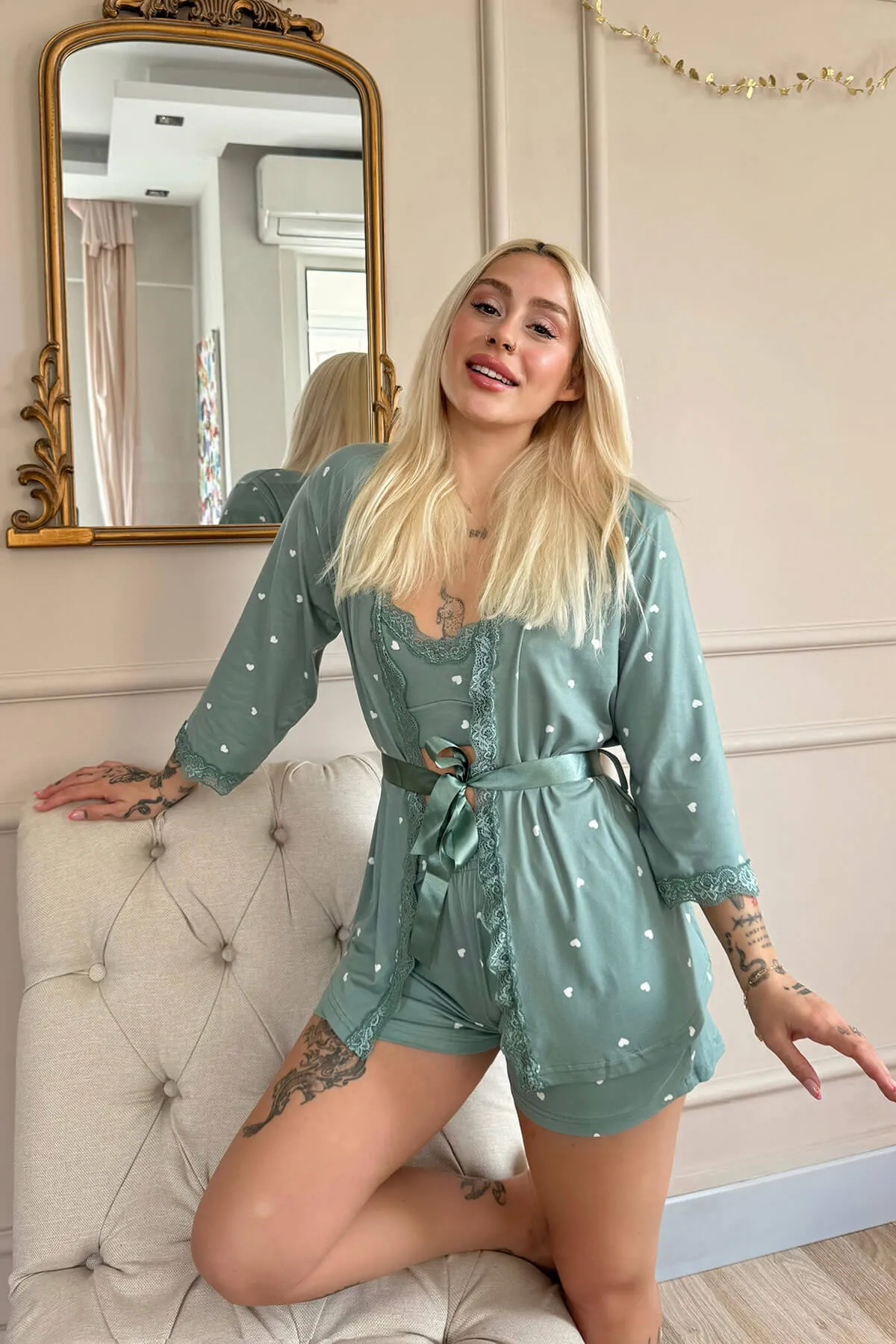 Pijamaevi  Grünes, herzgemustertes Bambus-Pyjama-Set mit Bademantel und Shorts