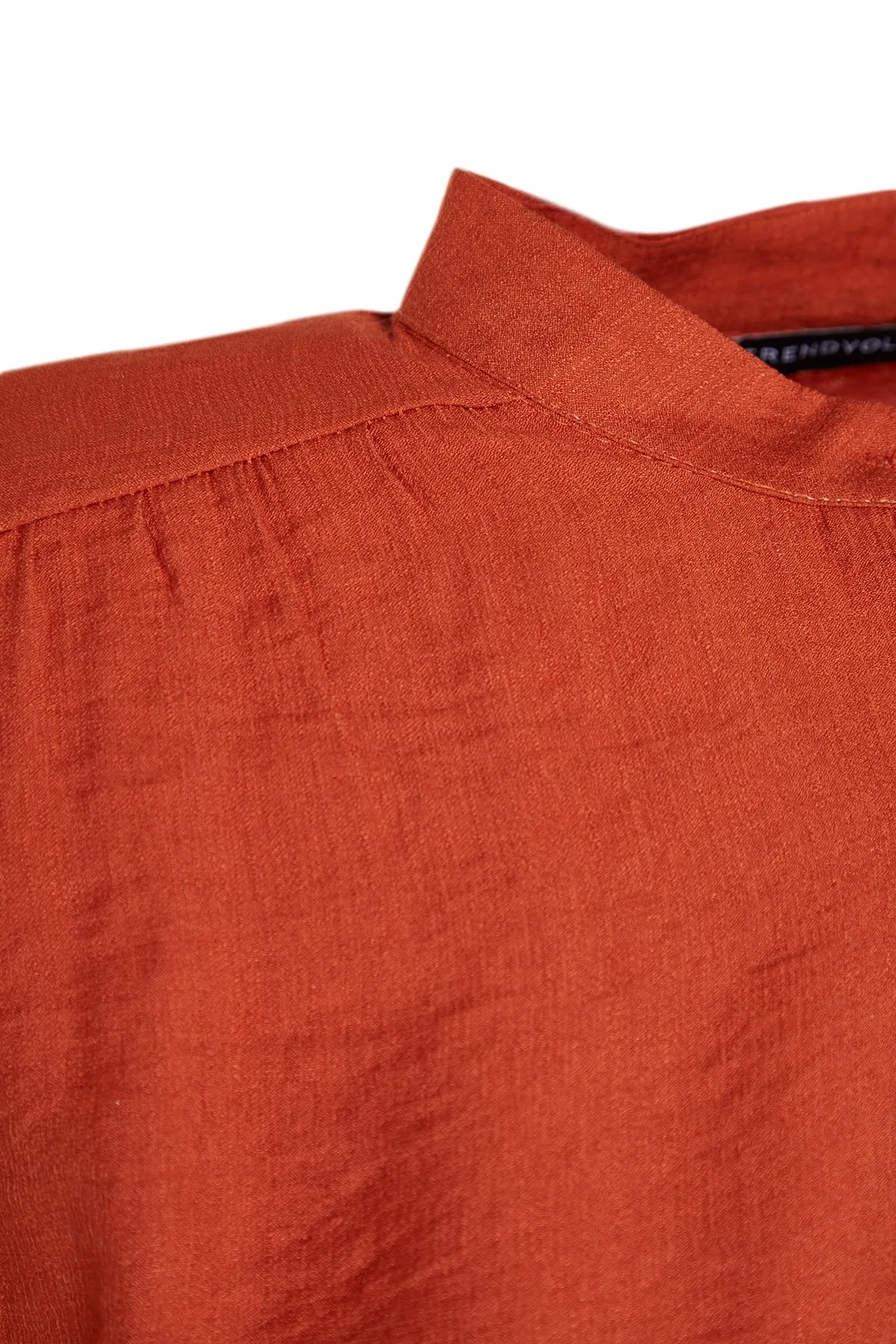 Trendyol Modest  Zimtfarbenes, halb verdecktes Tunika-Hosen-Set mit Schulterdetail und Knopfleiste, gewebt TCTSS22US0098