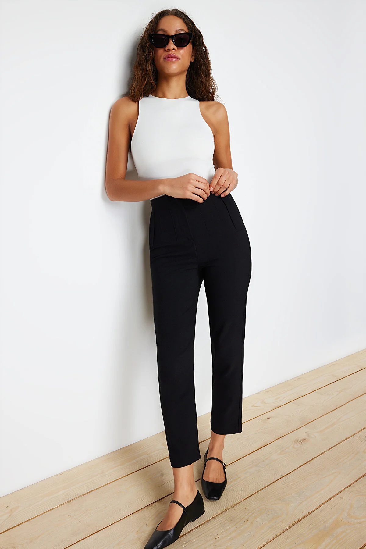 Trendyol Collection  Schwarze knöchellange gewebte Hose mit Zigarettenmuster und Abnähern, hoher Taille TWOSS20PL0515