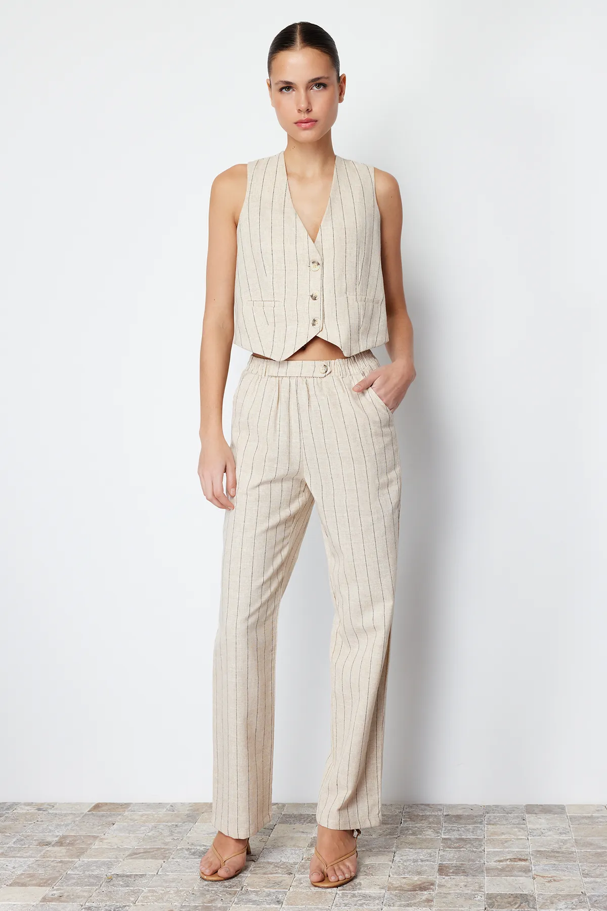 Trendyol Collection  Beige gestreifte, elastische Taillentasche, gerade geschnittene Hose aus gewebtem Baumwollleinen TWOSS24PL00055