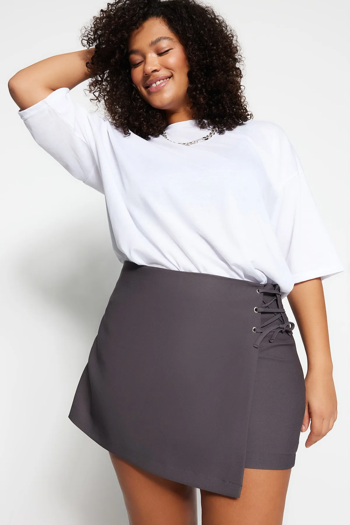 Trendyol Curve  Grauer, gewebter, gebundener Shorts-Rock TBBSS22AP00001