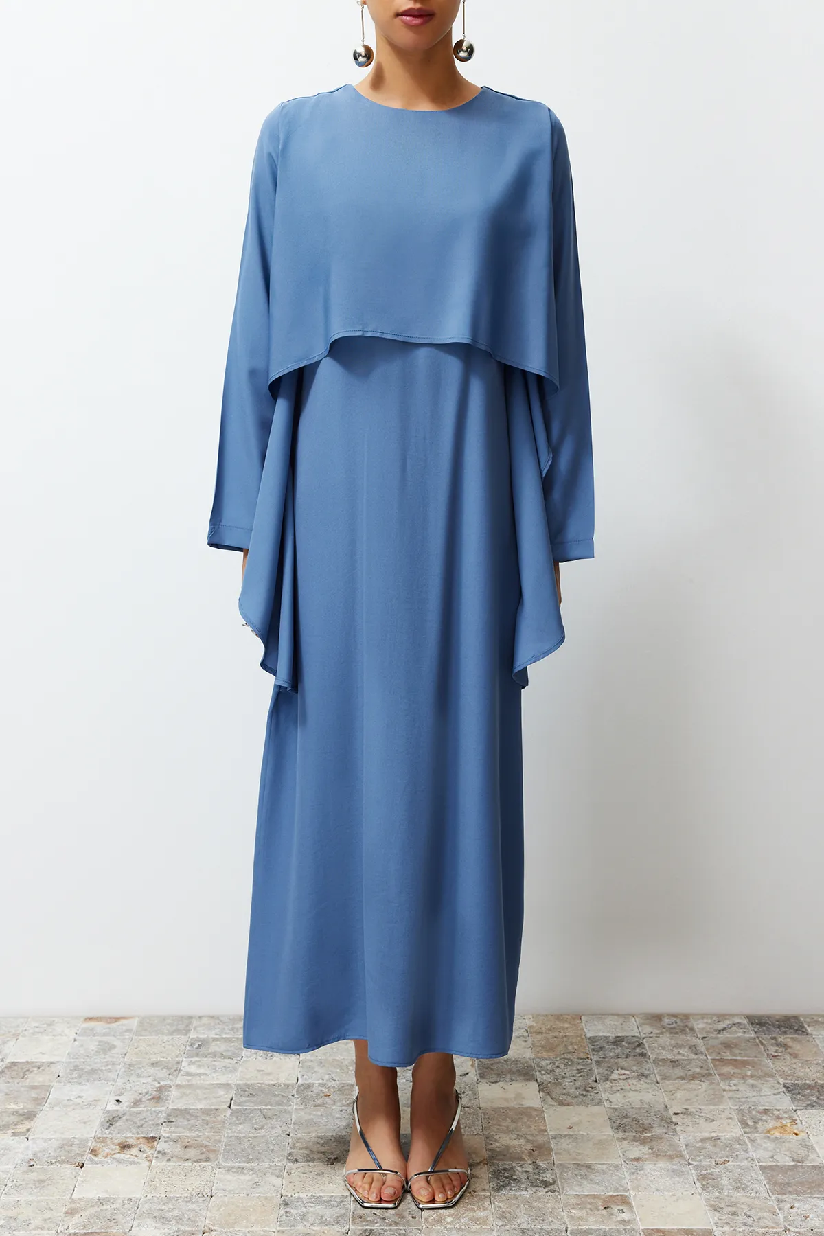 Trendyol Modest  Blaues, gerades, detailliertes Aller-Webkleid TCTSS24EB00146