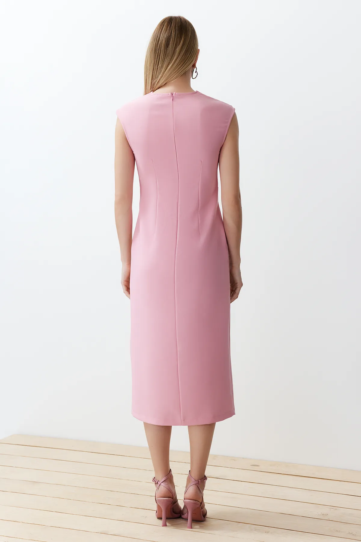 Trendyol Collection  Rosafarbenes, figurbetontes, gewebtes Midikleid mit V-Ausschnitt und Schlitz und detailliertem Schnitt TWOSS24EL00606