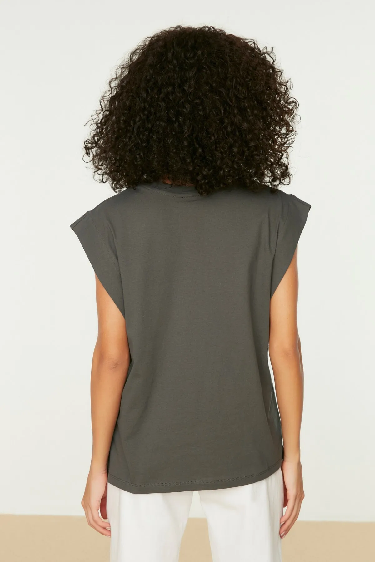 Trendyol Collection  Anthrazitfarbenes Basic-Strick-T-Shirt mit Rundhalsausschnitt aus 100 % Baumwollwatte TWOSS20TS0021
