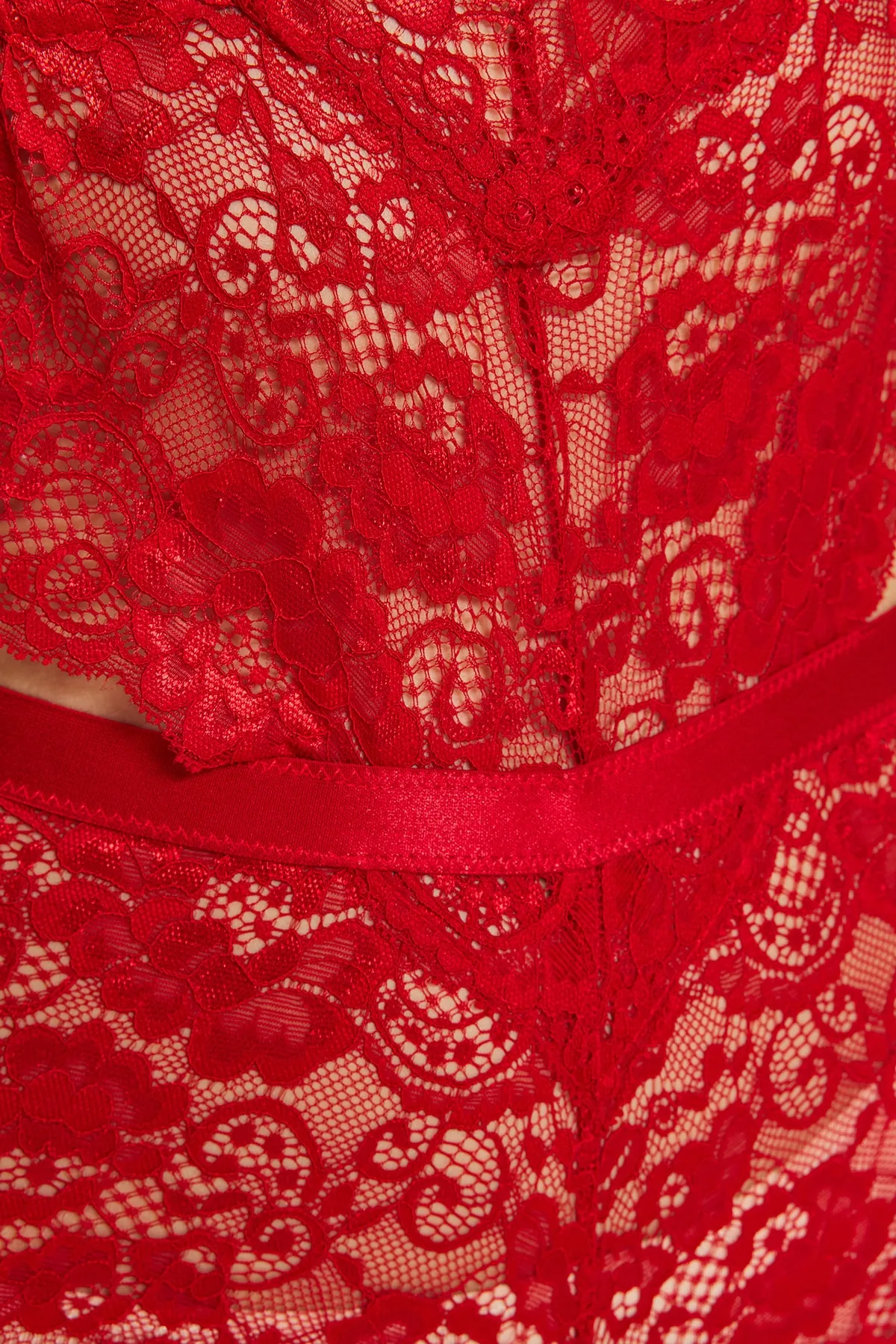 Trendyol Collection  Dunkelroter Strickbody mit gerüschtem Fenster/Ausschnitt, Seilriemen und Druckknopf THMAW23BD00026