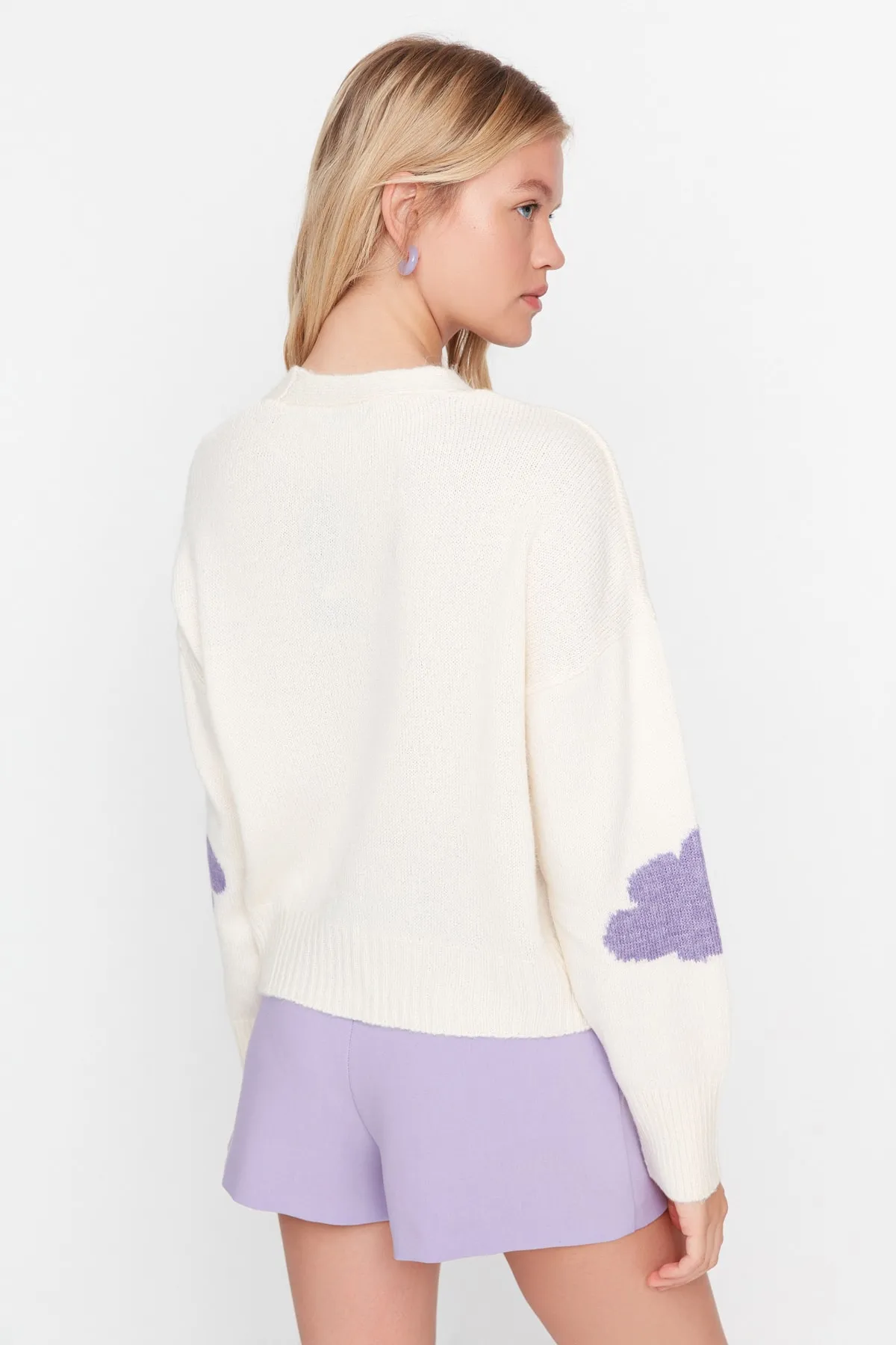 Trendyol Collection  Ecrufarbene, selbstgemusterte Strickjacke mit weicher Struktur TWOAW21HI0490