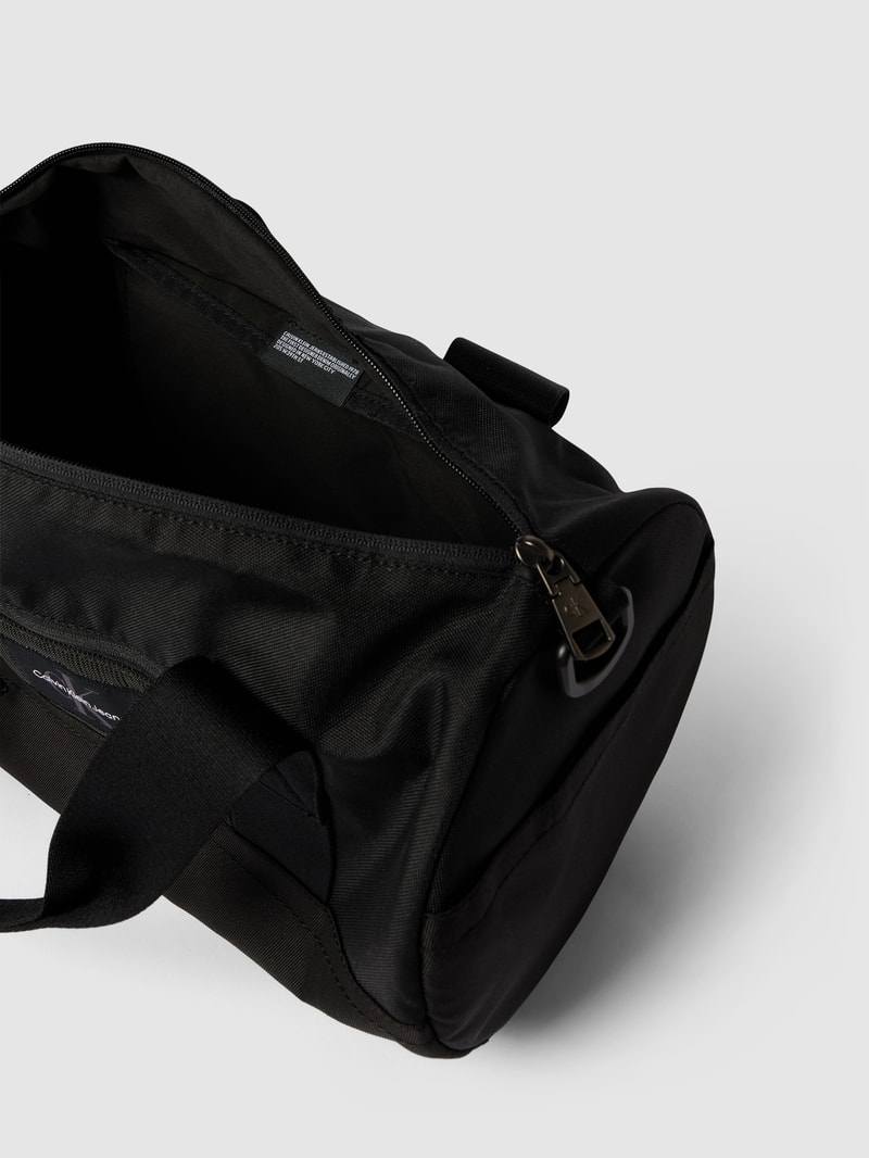 Sporttasche mit Label-Patch in schwarz
