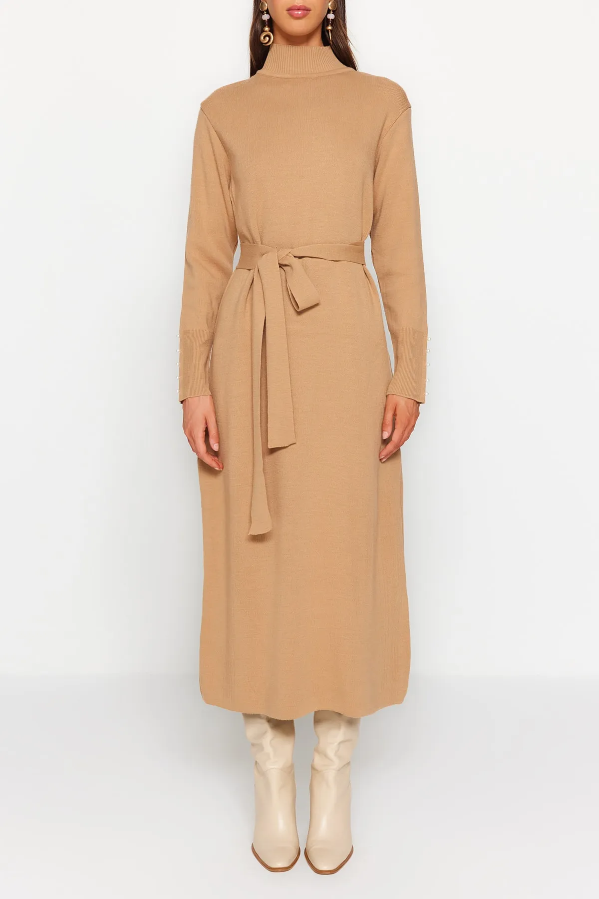 Trendyol Modest  Beiges langes Strickkleid mit Gürtel und Perlendetail TCTAW24EB00016