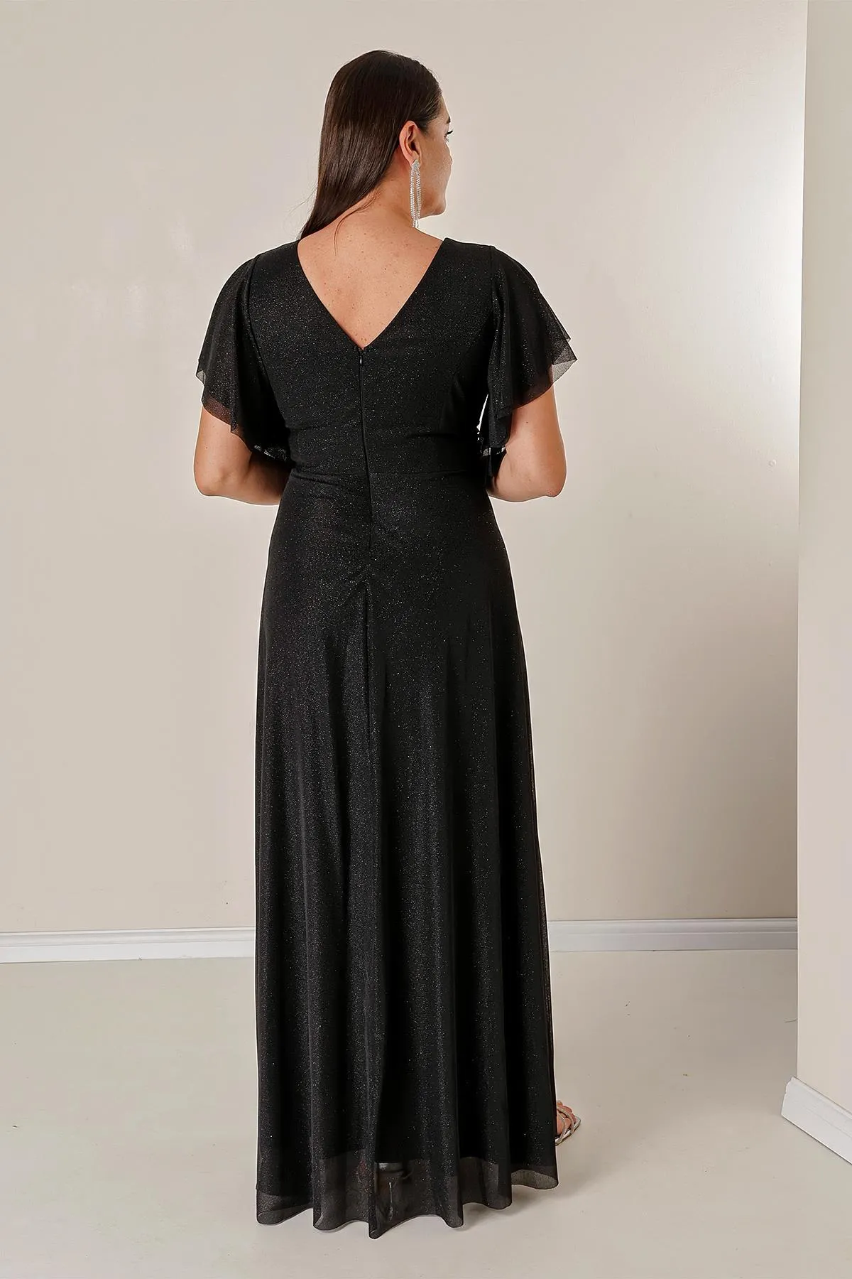 By Saygı  Langes Lurex-Kleid in Übergröße mit zweireihigem Ausschnitt vorne, drapierten, gefütterten Ärmeln, Volant und Schlitz