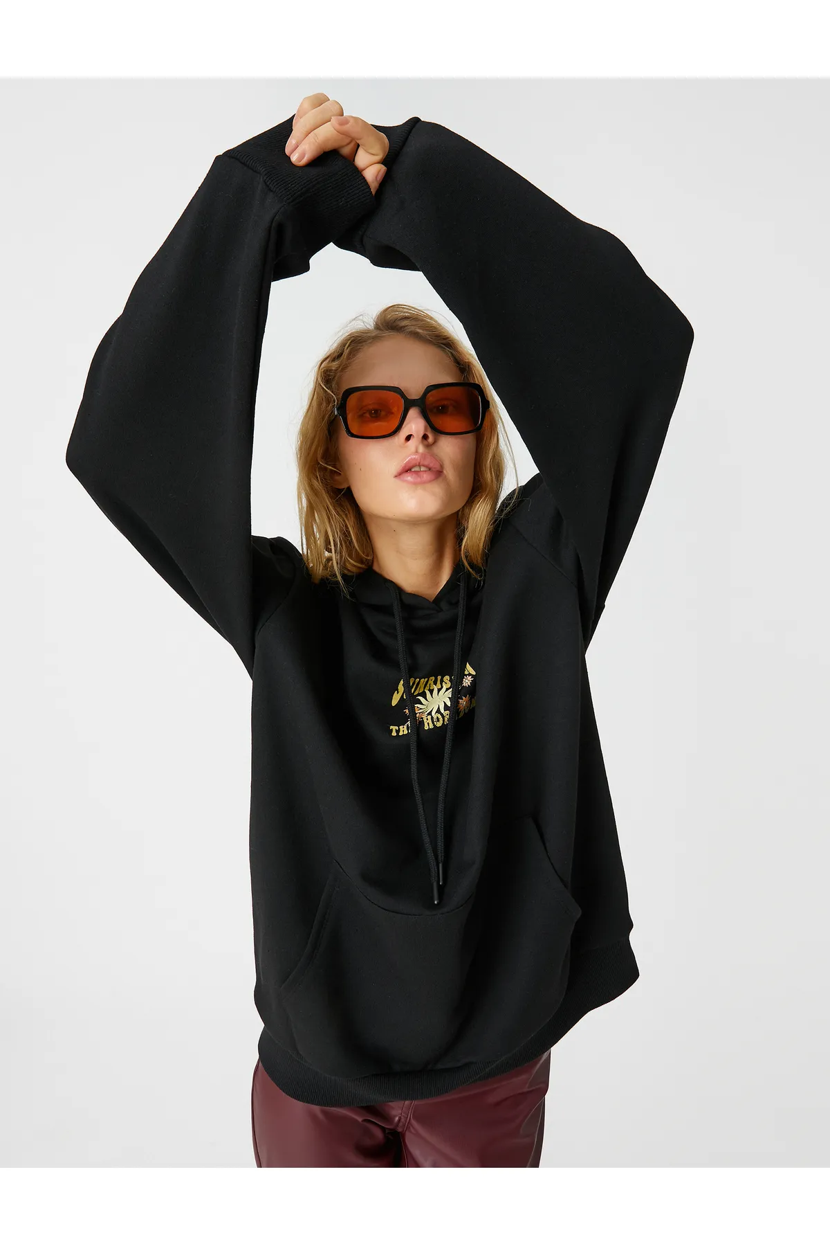 Koton  Übergroßes Sweatshirt mit bedruckter Kapuze, Taschendetail und Fleece-Innenseite