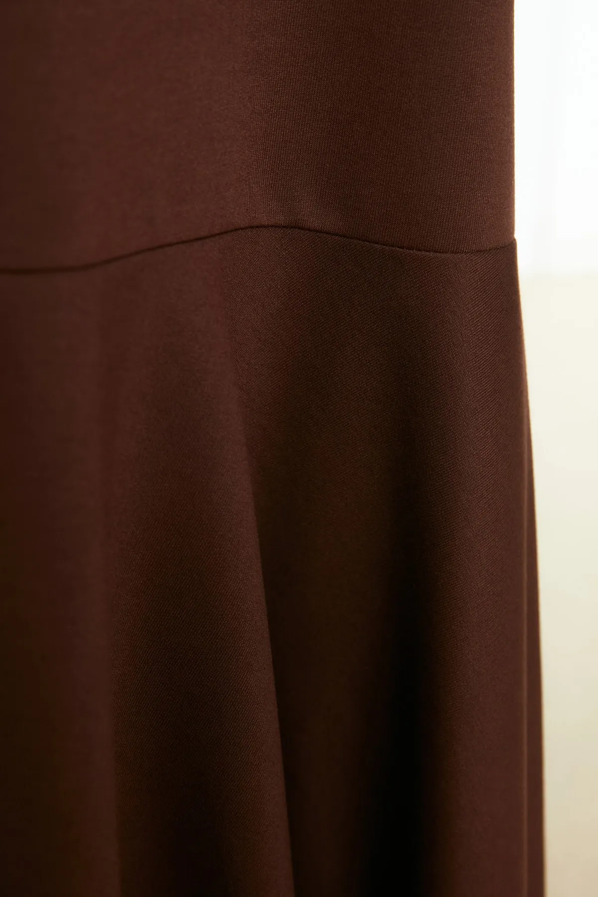Trendyol Modest  Braunes Strickkleid mit Rundhalsrock und Volant TCTSS22EB0219