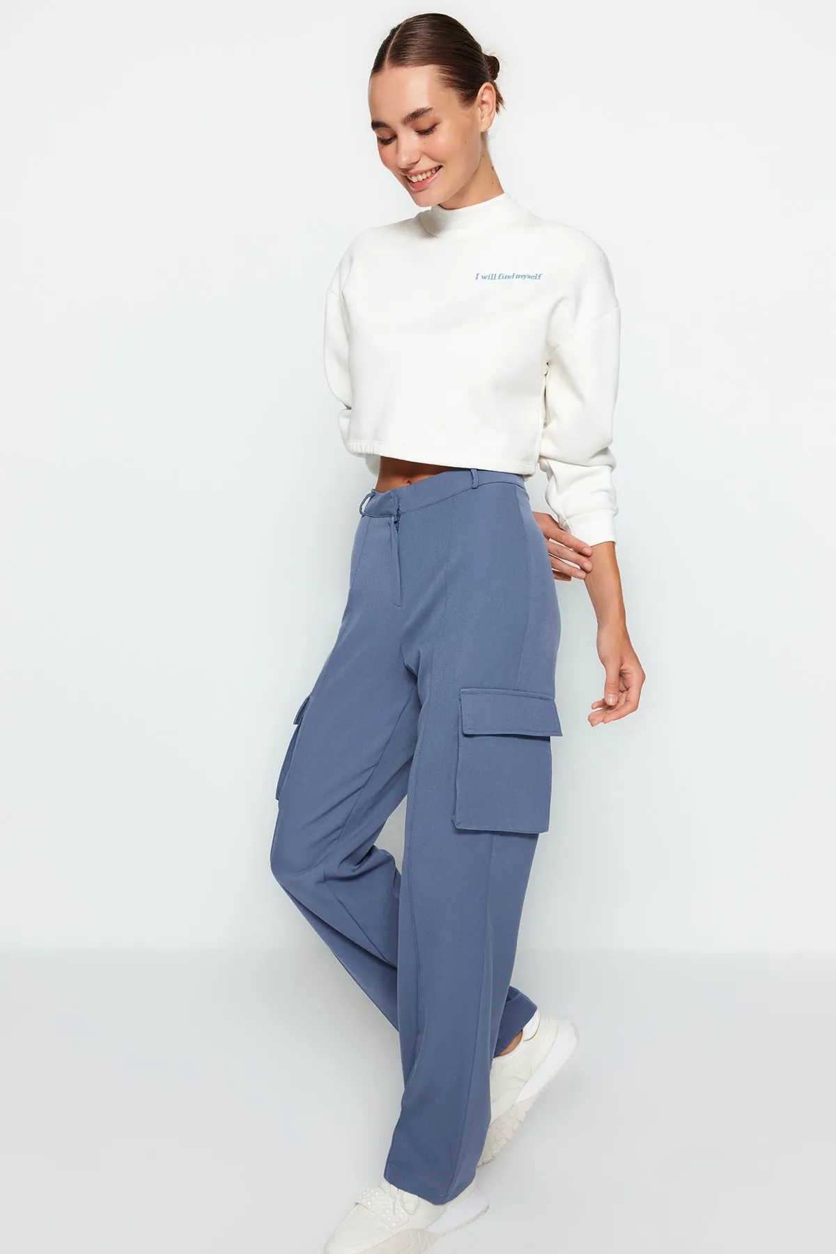Trendyol Collection  Marineblaue, gerade geschnittene, gewebte Cargo-Hose mit doppelten Taschen TWOAW22PL0343