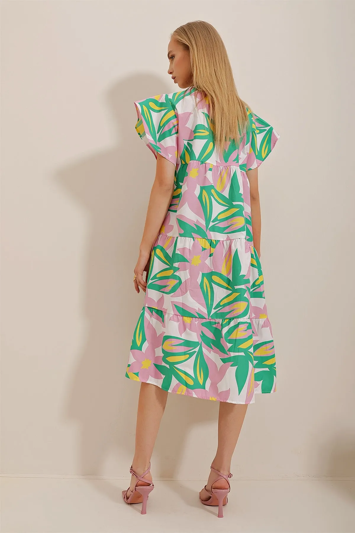 Trend Alaçatı Stili  Damen-Popelinekleid mit Rundhalsausschnitt, Volant und Blumenmuster in Rosa ALC-X10241