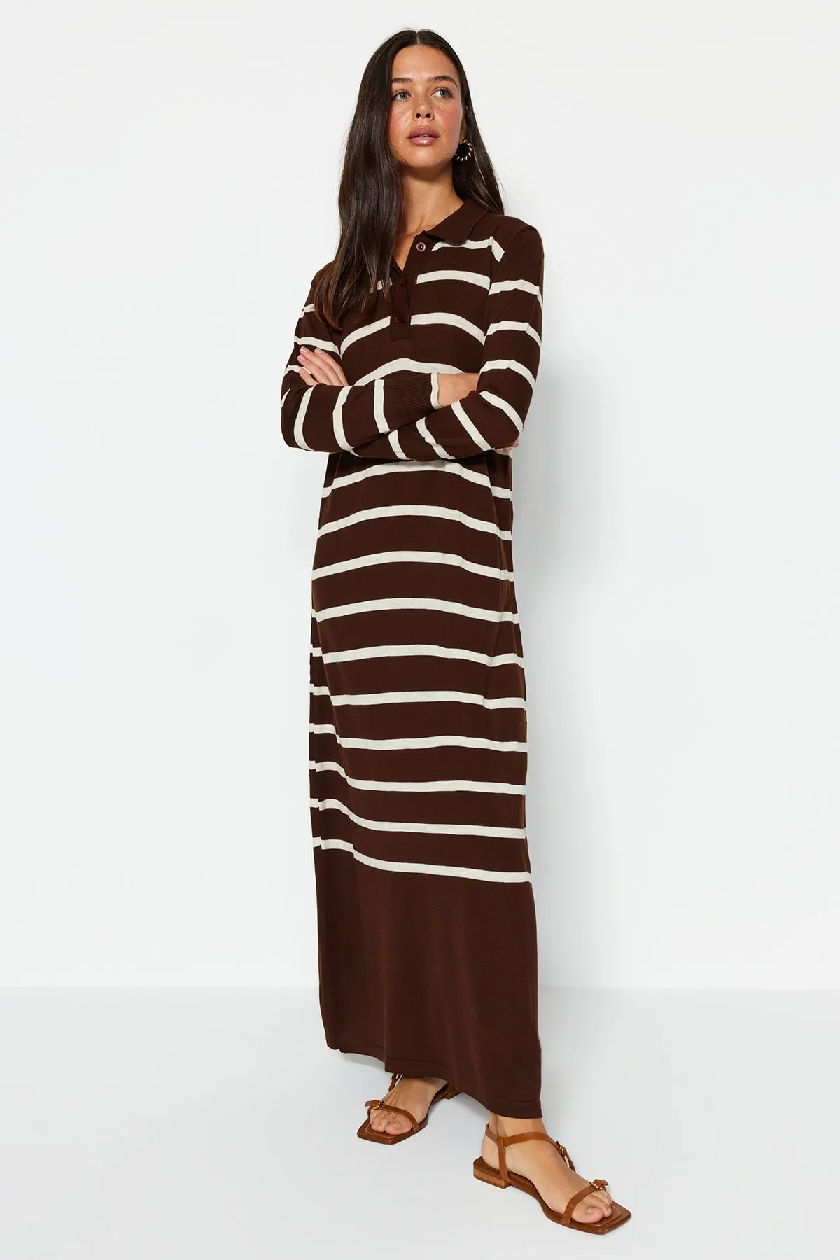 Trendyol Modest  Braunes gestreiftes Strickkleid mit Polokragen TCTAW22EB02122