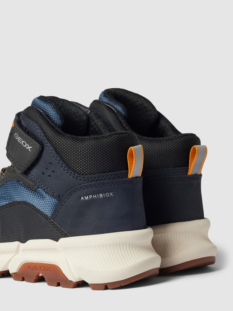 Sneaker mit Label-Print in marineblau