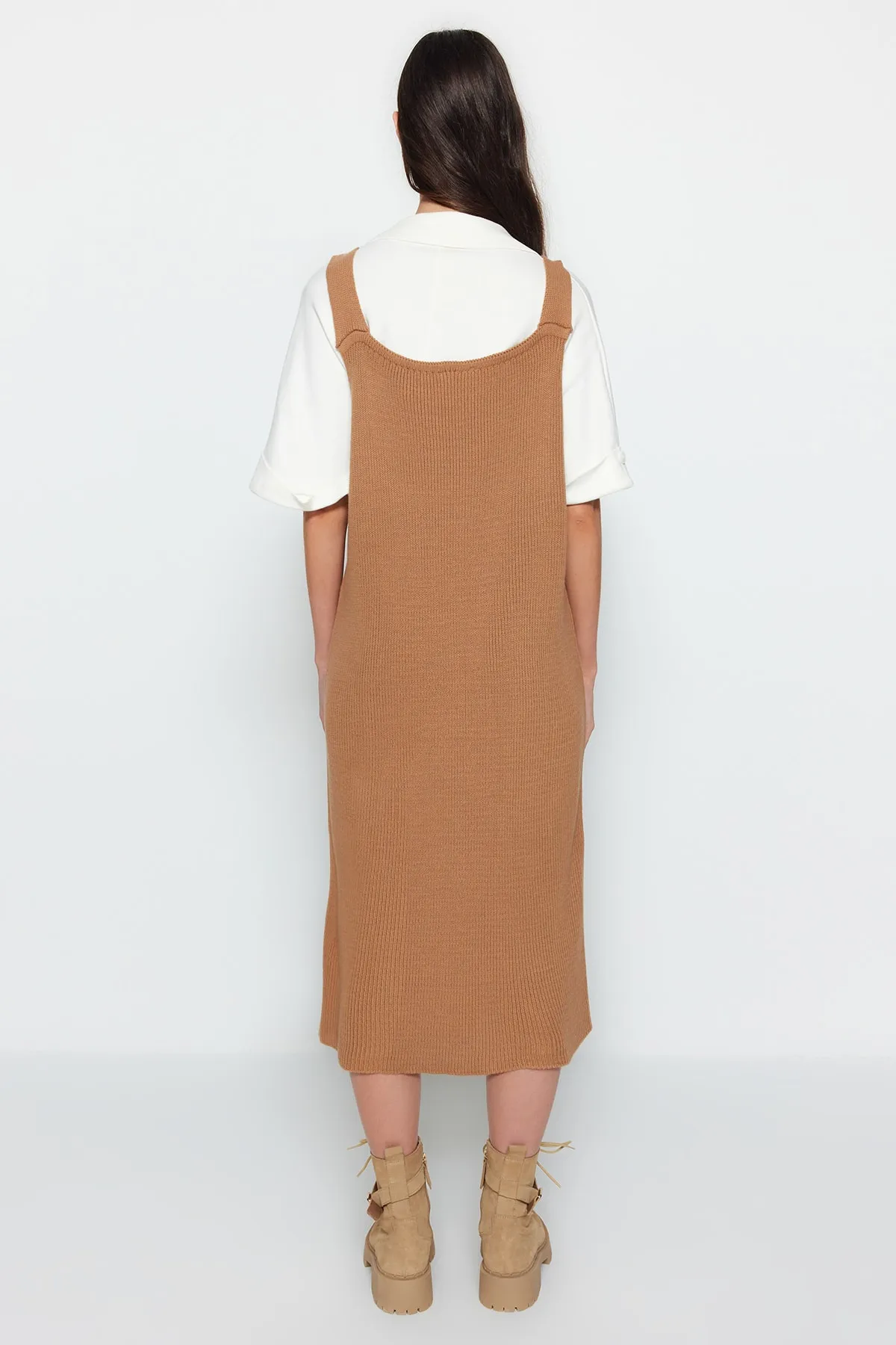 Trendyol Collection  Beiges Maxi-Strickkleid mit V-Ausschnitt TWOAW24EL00011