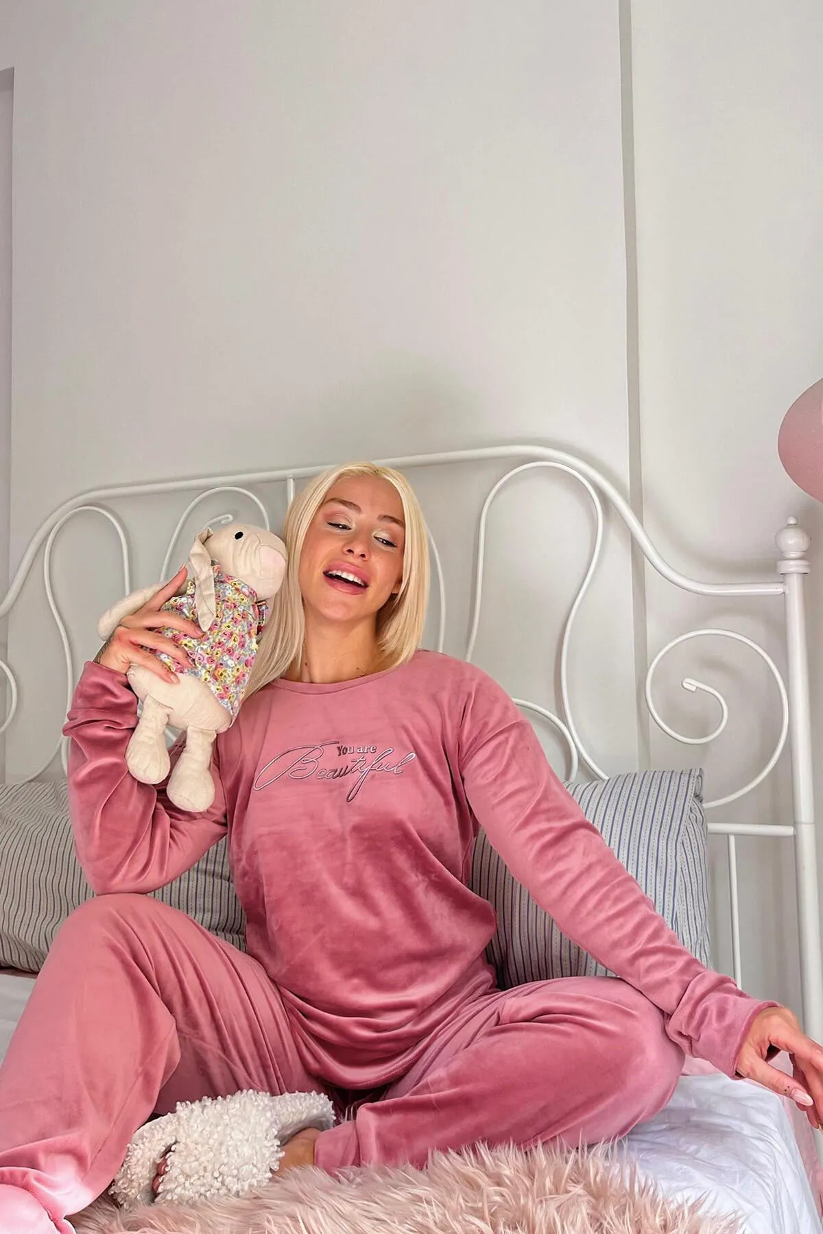 Pijamaevi  Rosafarbenes, wunderschön gemustertes, exklusives Samt-Pyjama-Set für Damen