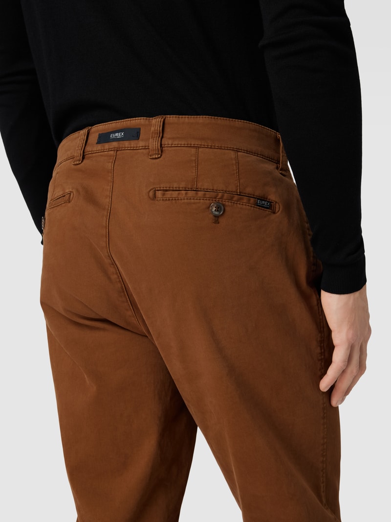 Hose mit Bügelfalten Modell 'JIM' in haselnuss braun