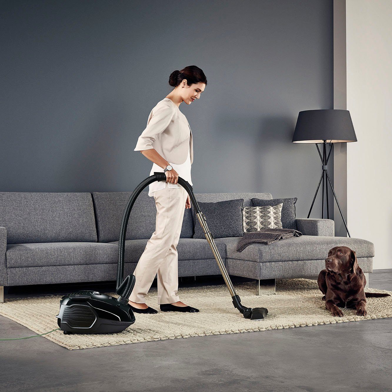 AEG Bodenstaubsauger VX6 ÖKO (VX6-2-ÖKOX), 650 W, mit Beutel, 60% Recyclingmaterial, 9 m Aktionsradius, inkl. Hartbodendüse