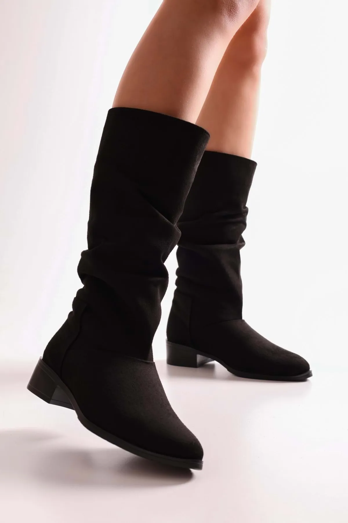 Shoeberry  Flache Damenstiefel „Jerica“ aus schwarzem Wildleder mit Zwickel. Schwarzes Wildleder