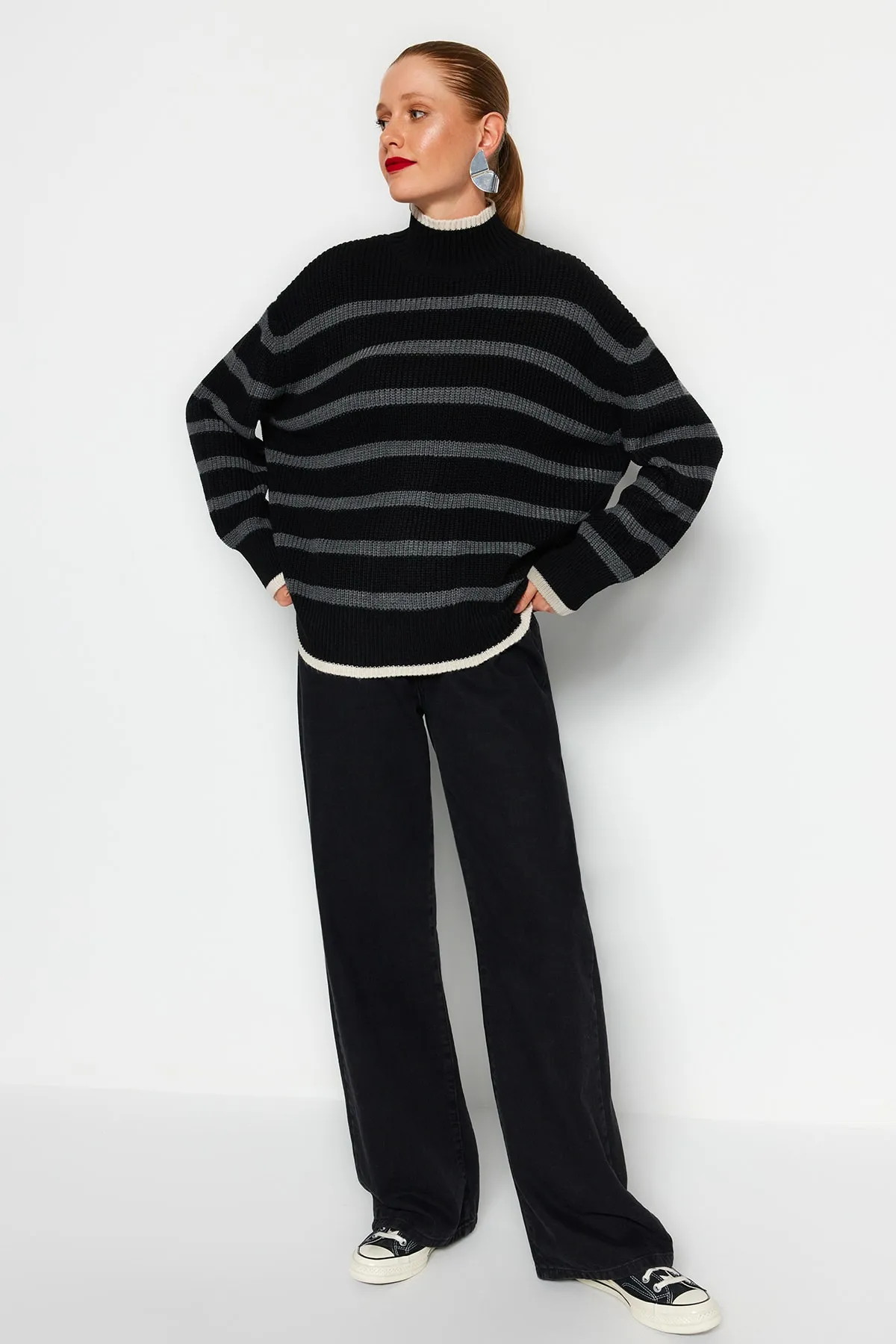 Trendyol Collection  Schwarzer, gestreifter Strickpullover mit weiter Passform TWOAW23KZ01446