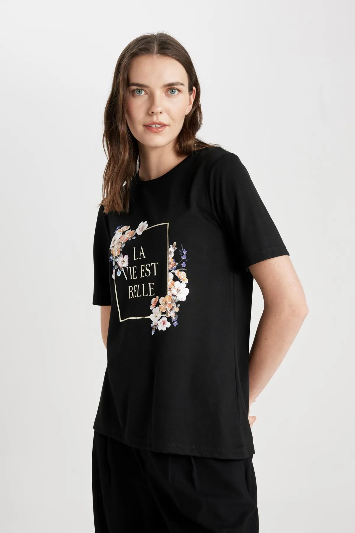 DeFacto  Normal geschnittenes, kurzärmliges T-Shirt mit Rundhalsausschnitt und Blumenmuster C2107ax24sp