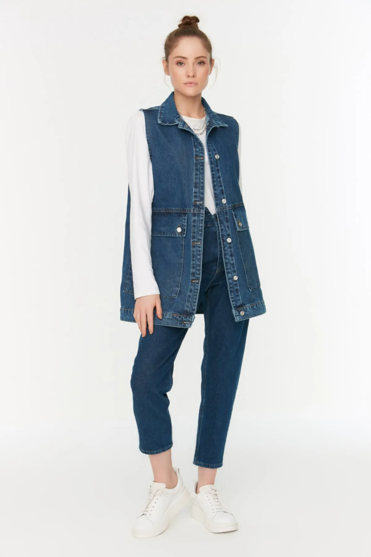 Trendyol Collection  Dunkelblaue Jeansweste aus 100 % Baumwolle mit Hemdkragen und Taschendetail TCTAW22CK0006