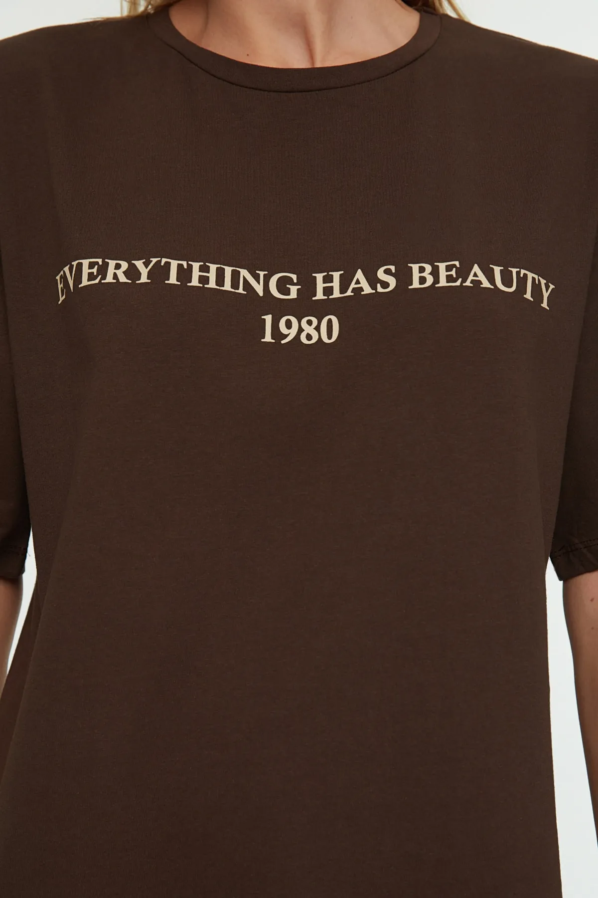 Trendyol Collection  Braunes, locker geschnittenes, gestricktes T-Shirt aus 100 % Baumwolle mit Slogan-Aufdruck TWOSS19GH0034