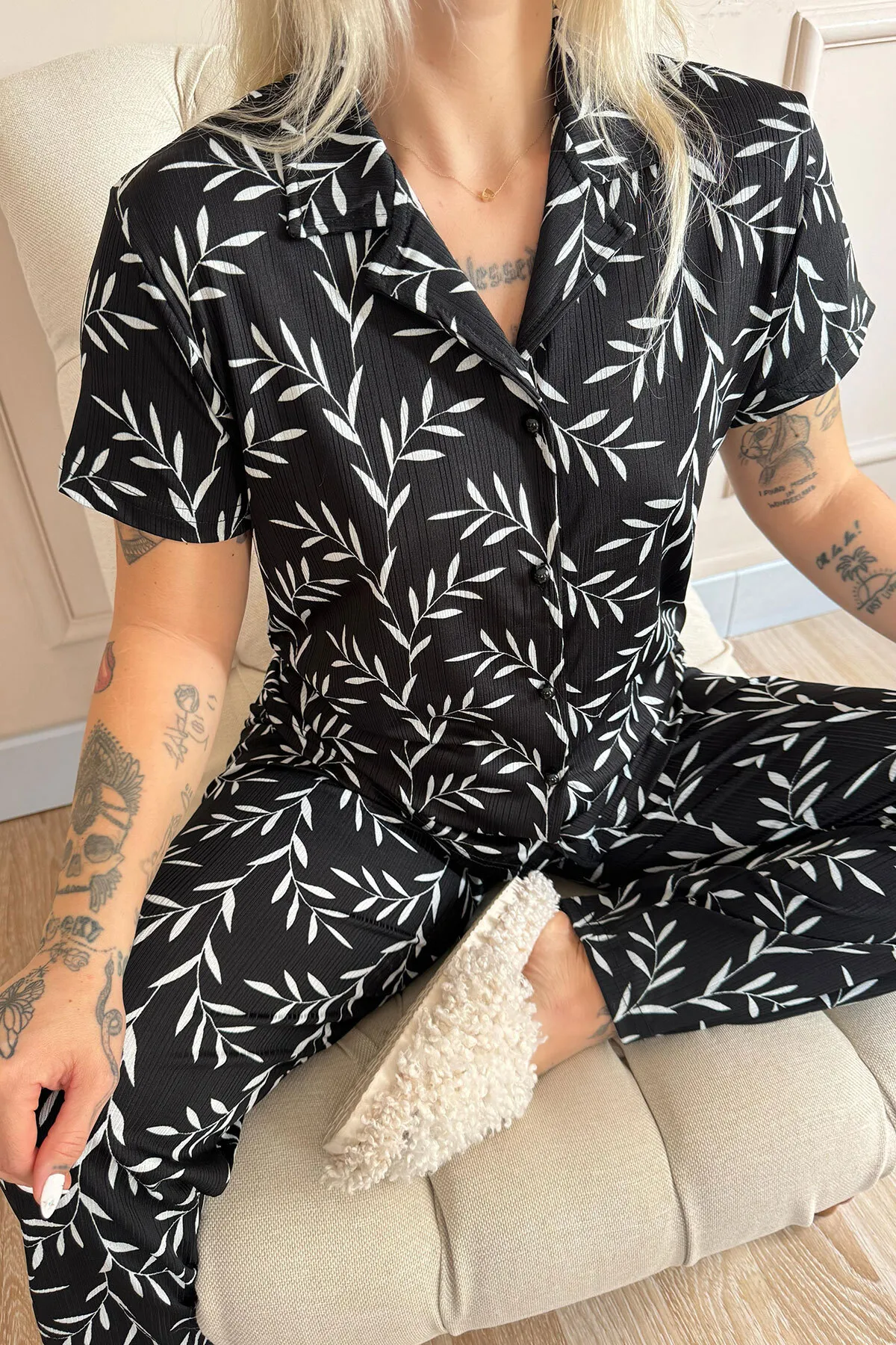 Pijamaevi  Kurzarm-Damenpyjama mit Olivenzweigmuster und gestrickter Vorderseite und Knöpfen