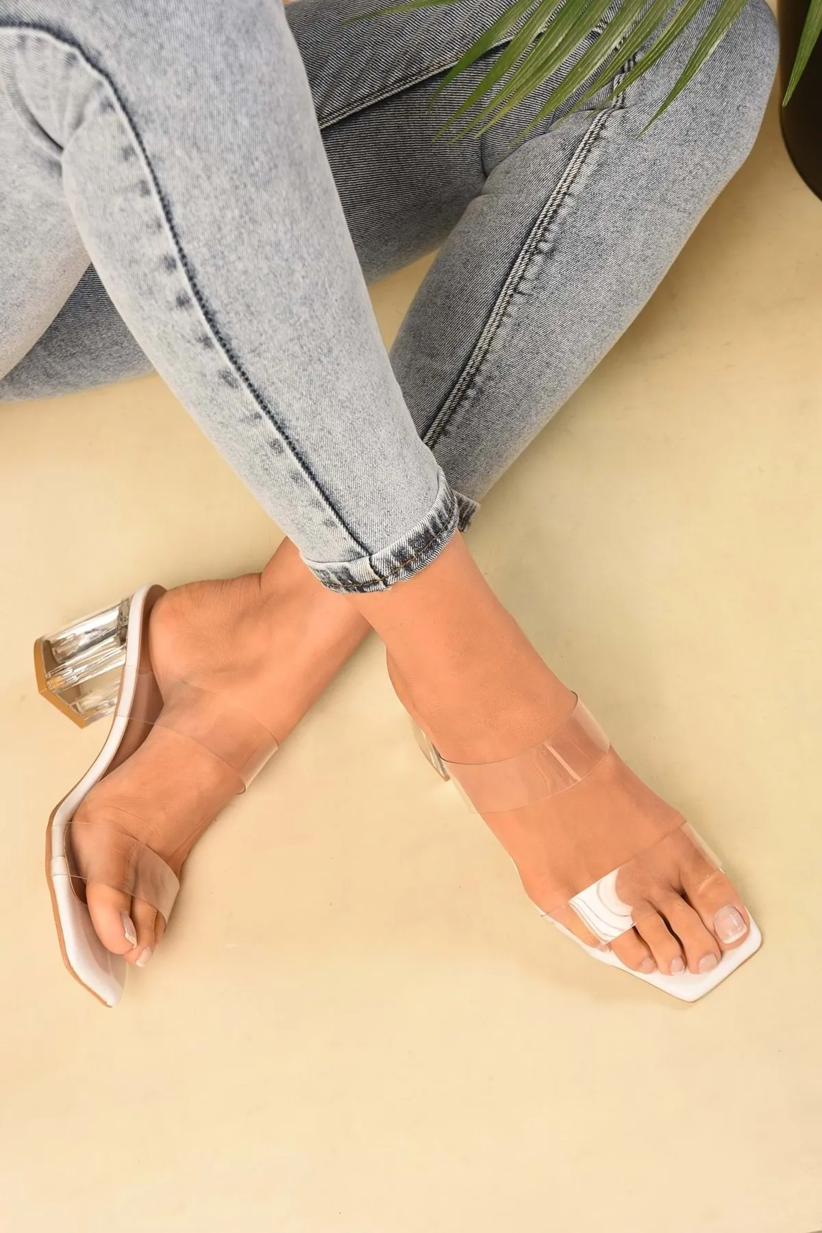 Shoeberry  Weiße transparente Damen-Slipper mit Riemchen und Absatz