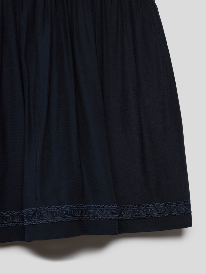 Kleid mit Spitzenbesatz mit Label-Details in marineblau