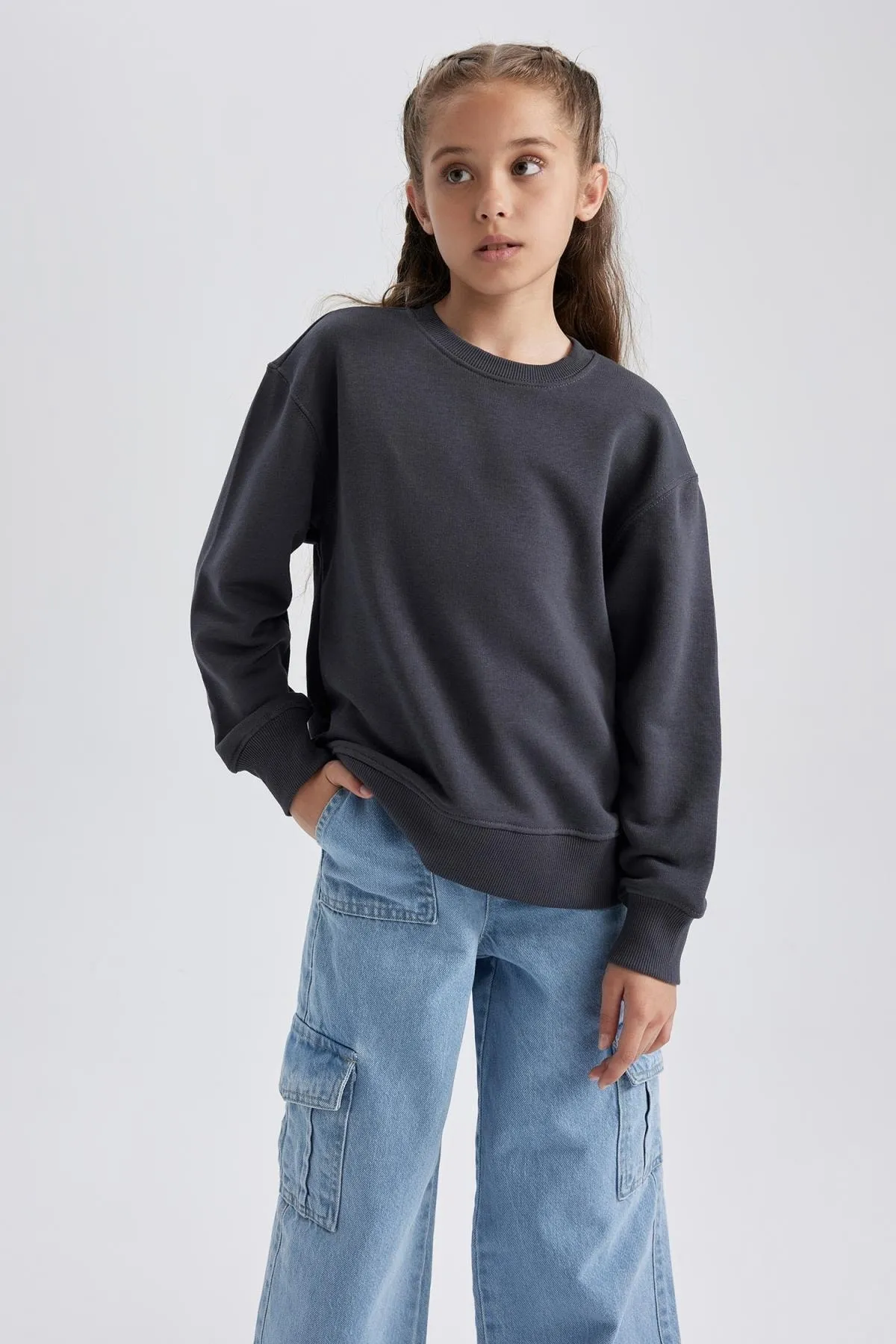 DeFacto  Anthrazitfarbenes Schul-Sweatshirt mit Rundhalsausschnitt für Mädchen