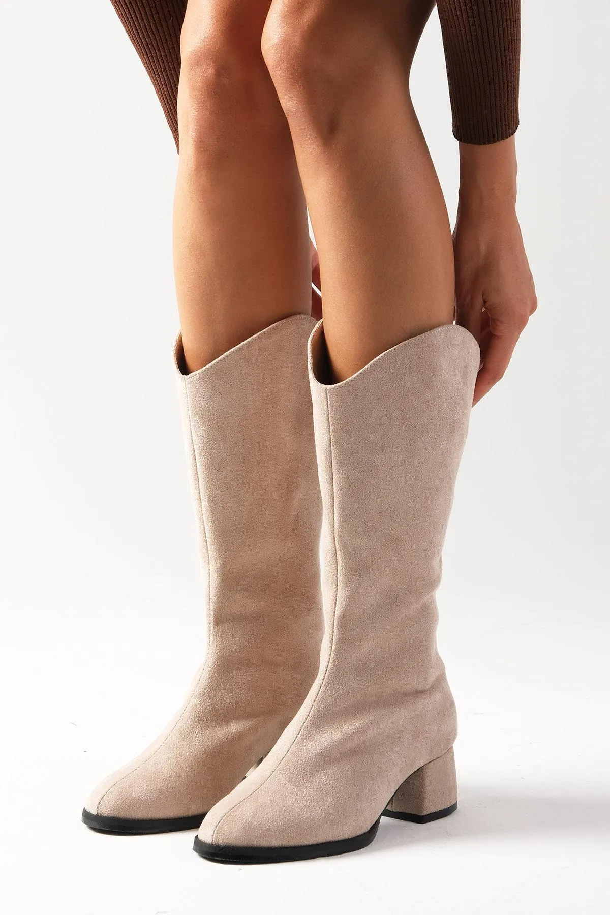 Mio Gusto  Wadenlange Damenstiefel aus beigem Wildleder von Fabia