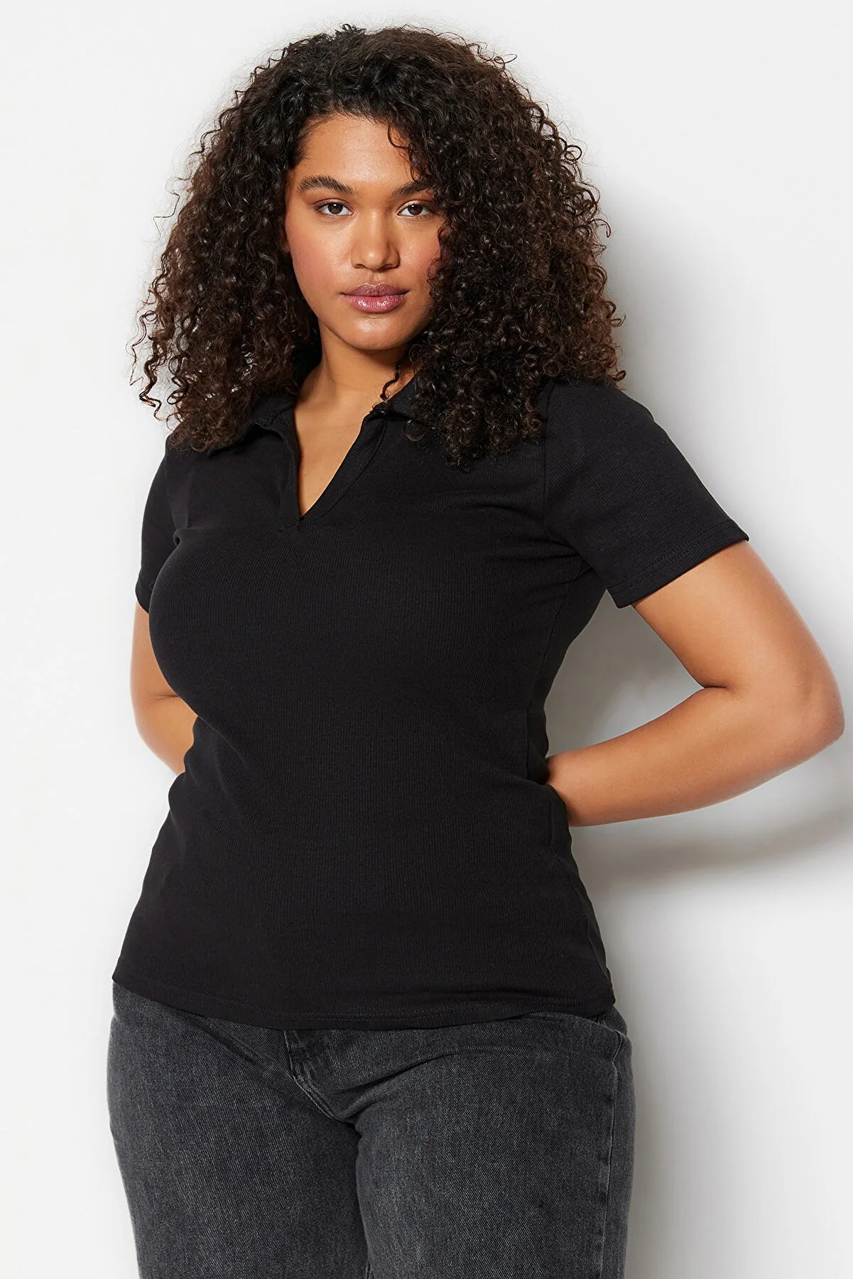 Trendyol Curve  Schwarze Fittili-Strickbluse mit Hemdkragen TBSSS22BZ0750