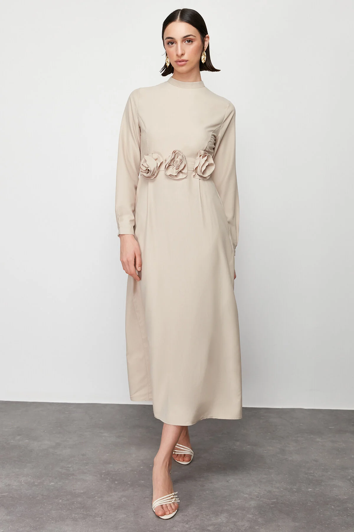 Trendyol Modest  Nerzfarbenes, gewebtes Satinkleid mit Gürtel und Rosendetail TCTSS24EB00177